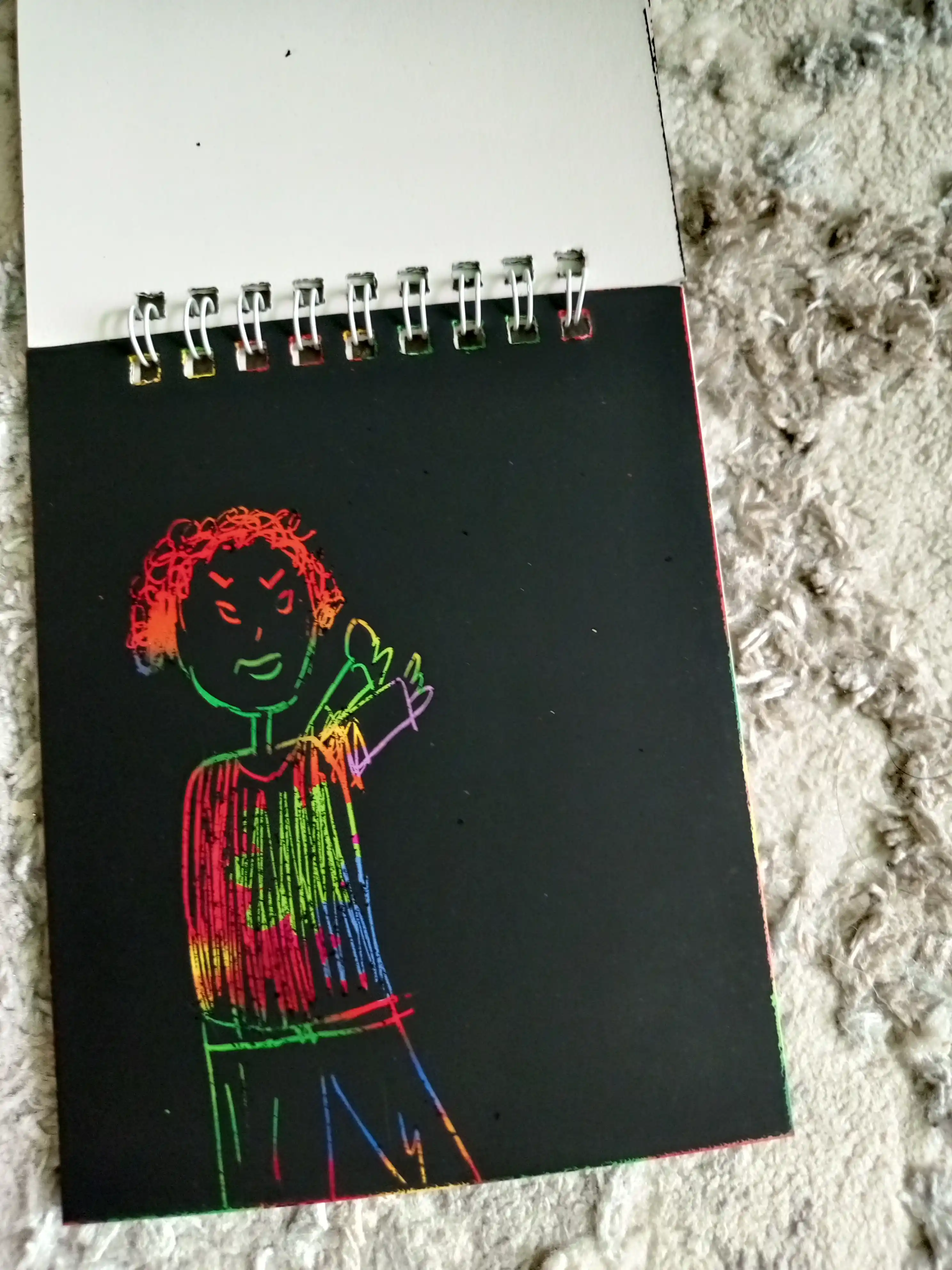 Qora sketchbuk, oq va tilla ruchkasi bilan birga, sketchbuk