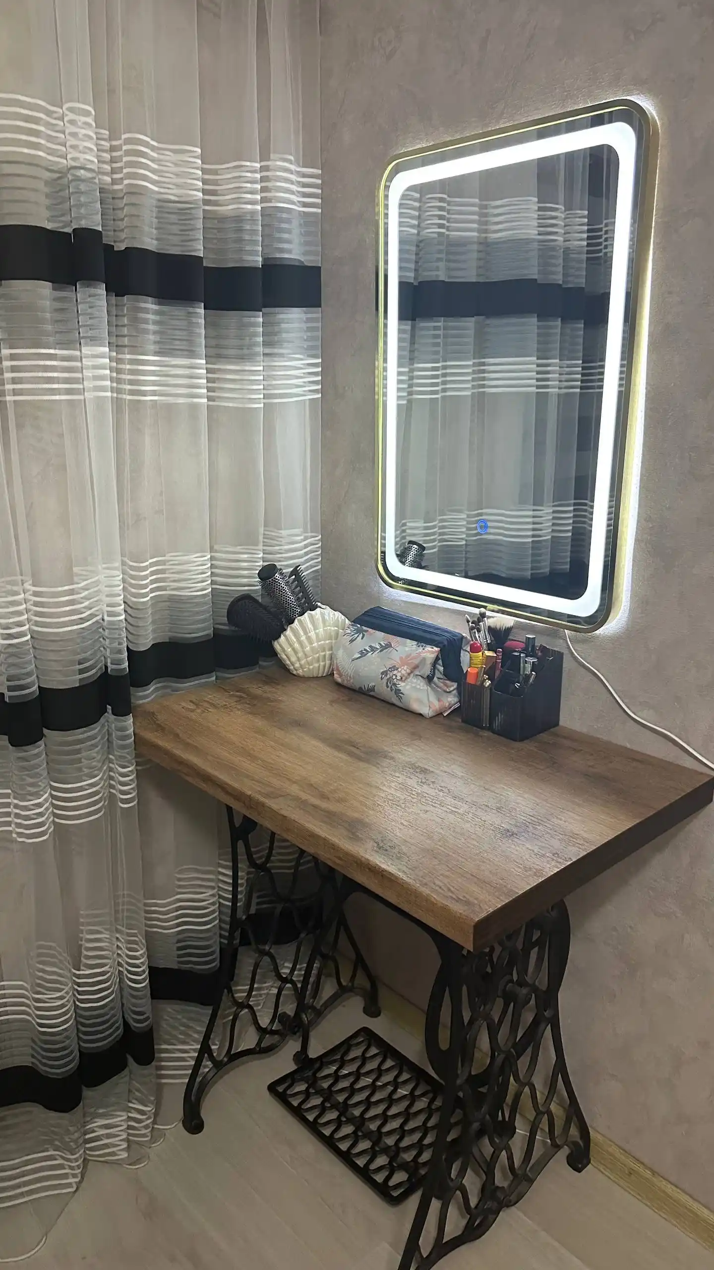 LED yoritgichli ramkali ko‘zgu