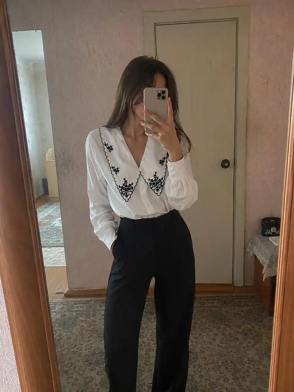 Kashta tikilgan va bezakli yoqali, uzun yengli, oq rangli ayollar bluzkasi, S-3XL