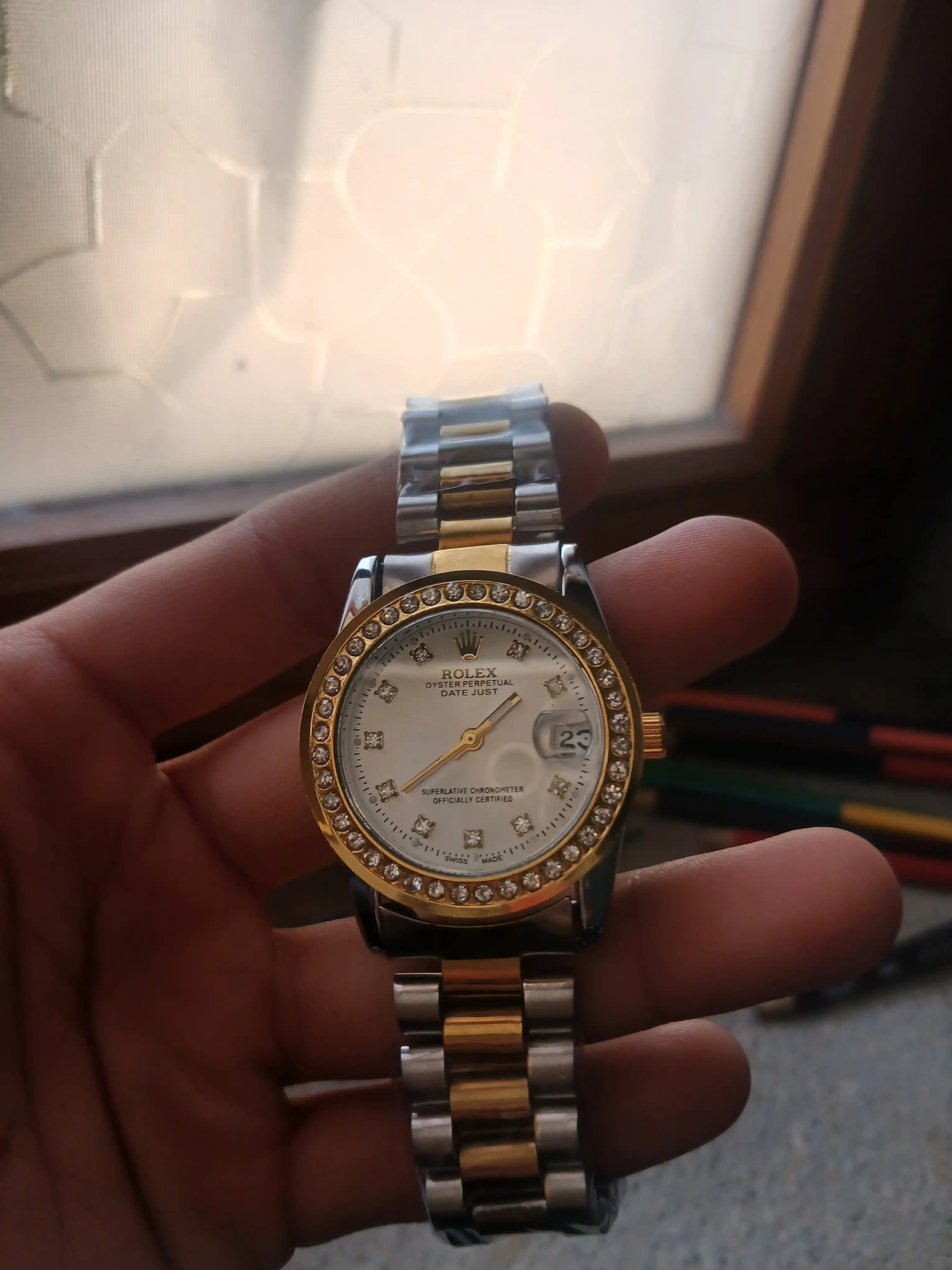 Rolex Datejust ayollar qo‘l soati, toshli bezel, kvars, sovg‘a sifatida bilaguzuk