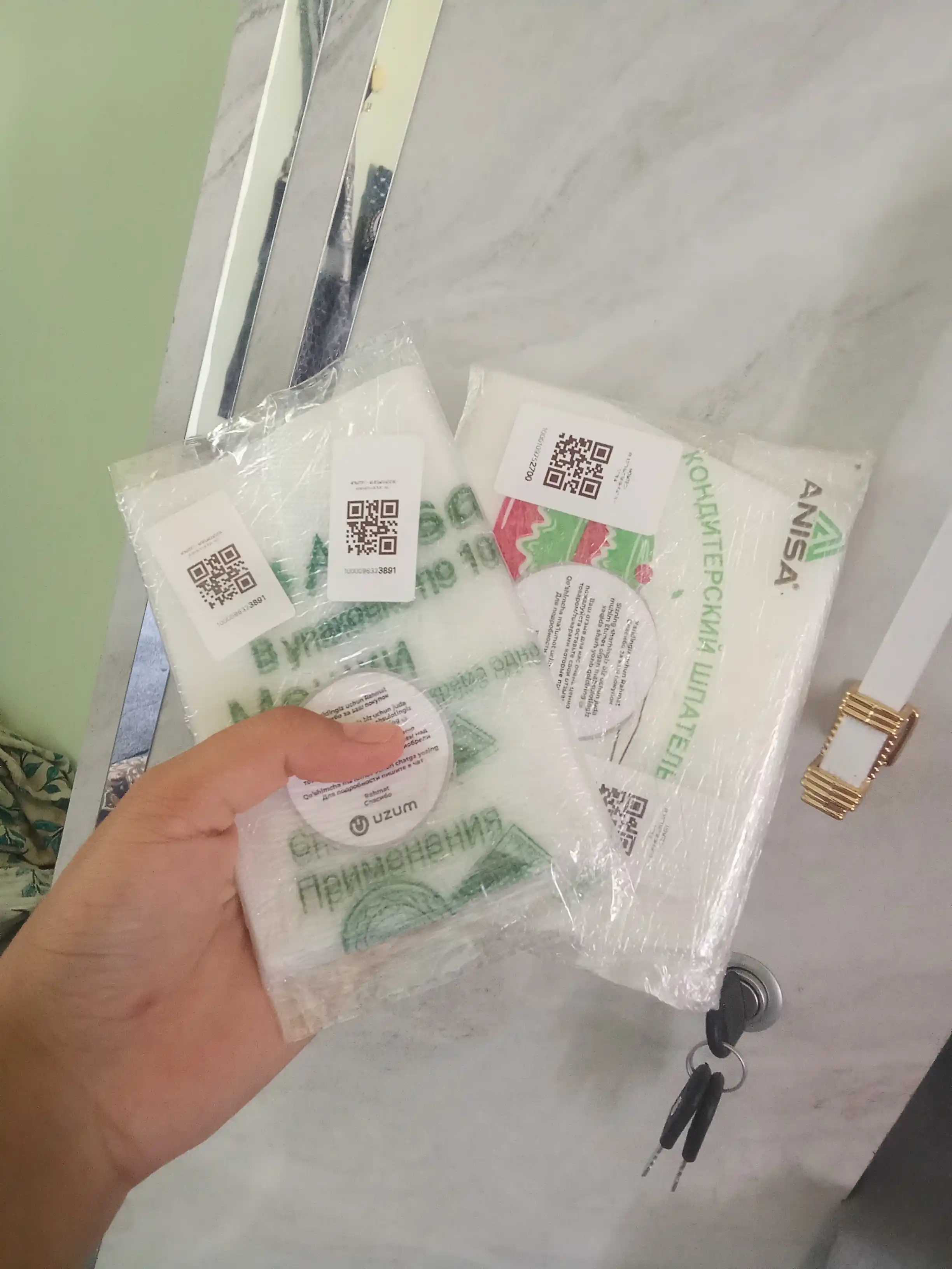 Xamir kesadigan lapatka, tortni tekislash uchun qandolat shpateli