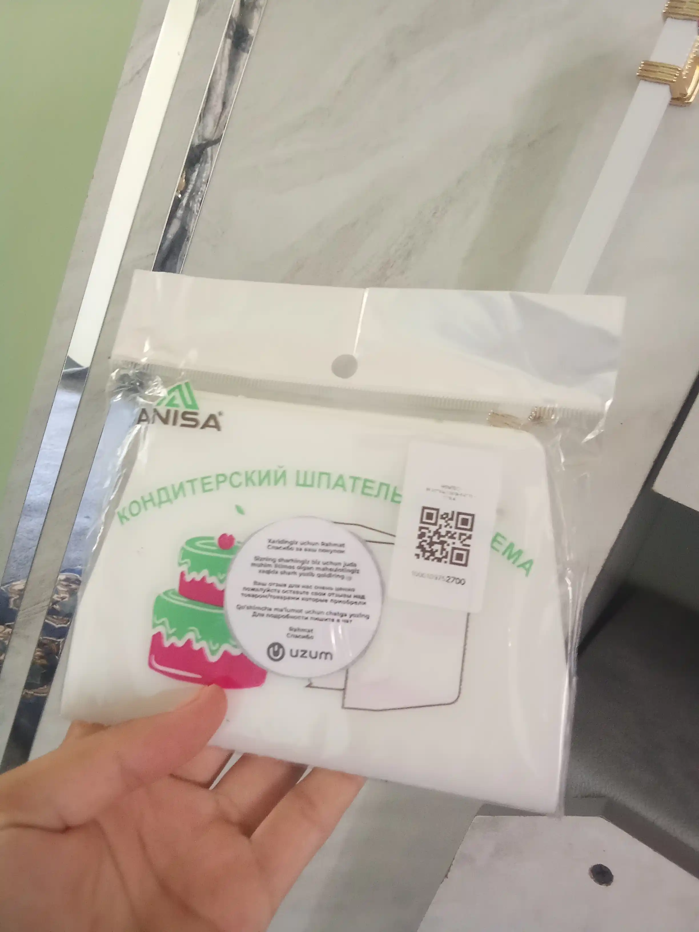 Xamir kesadigan lapatka, tortni tekislash uchun qandolat shpateli