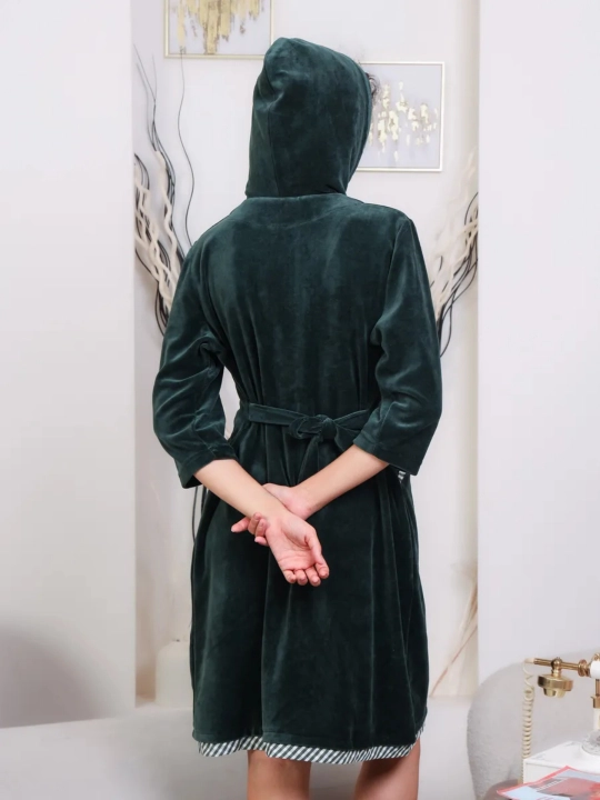 Kapyushonli va zamsimon matoli (velyur), chaqmoq-zamokli xalat