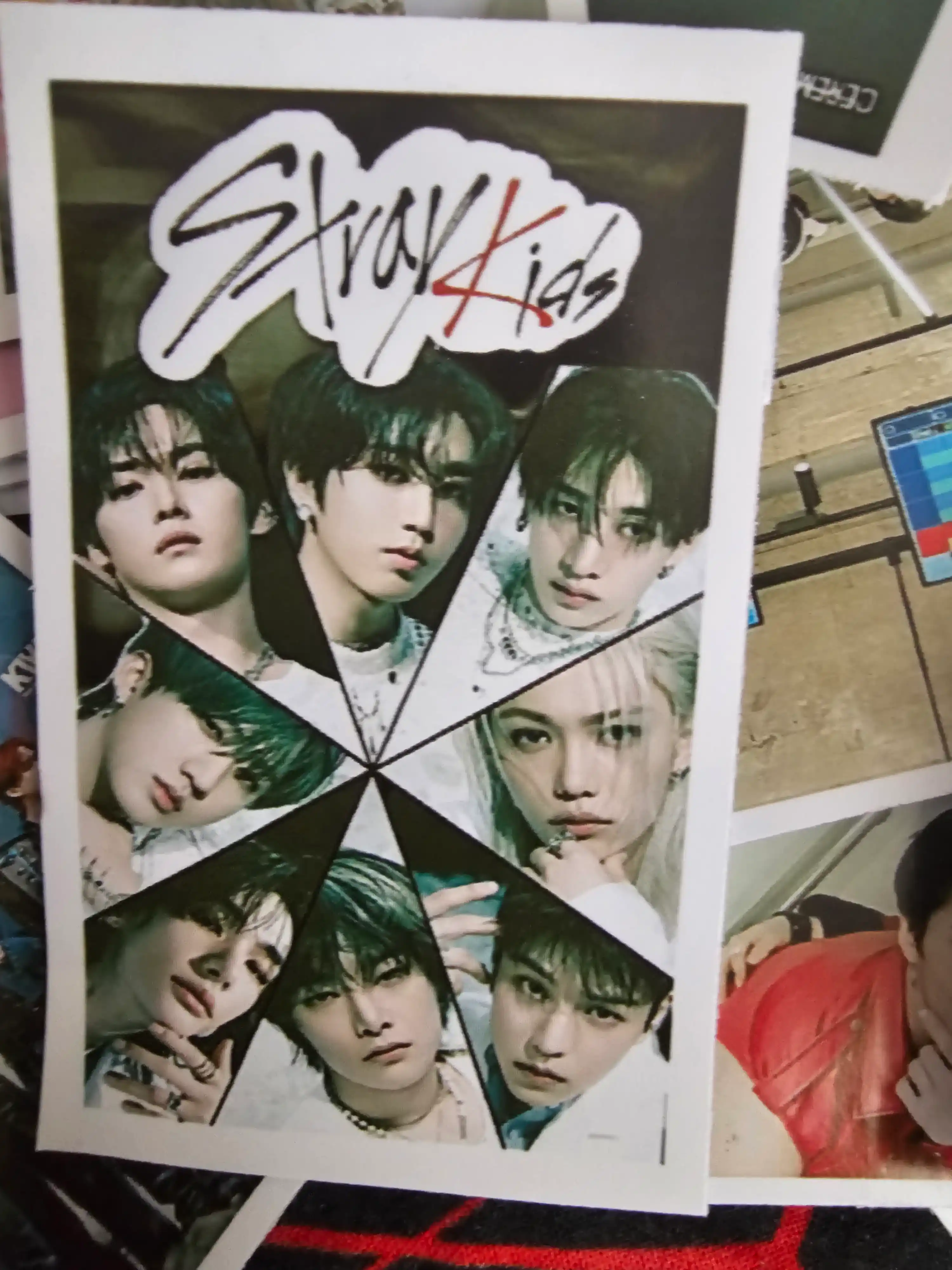 Наклейки Stray Kids в стиле K-pop (около 50 штук)