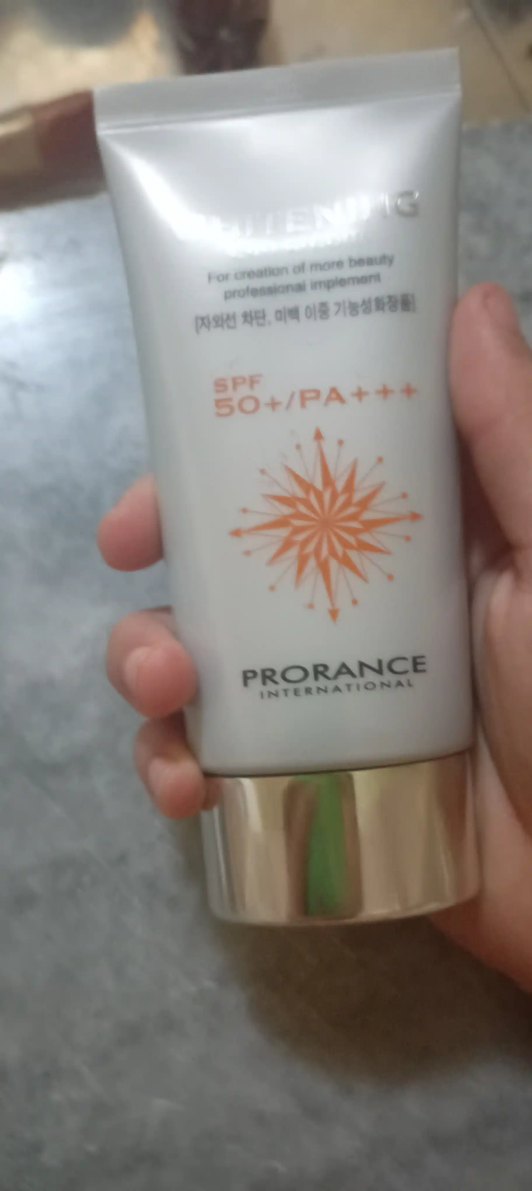 Prorance Whitening SPF 50+ pigmentatsiyaga qarshi oqartiruvchi quyoshdan himoyalovchi krem