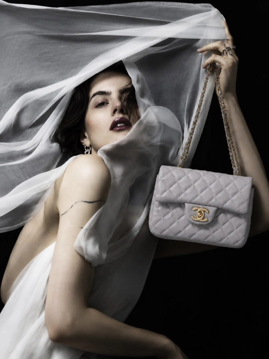 Chanel uslubidagi ayollar yelka sumkasi, zanjirli qavilgan model
