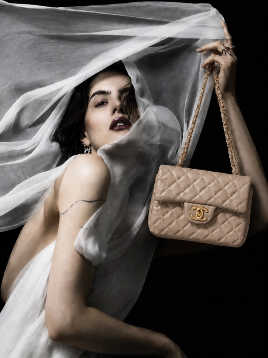 Chanel uslubidagi ayollar yelka sumkasi, zanjirli qavilgan model
