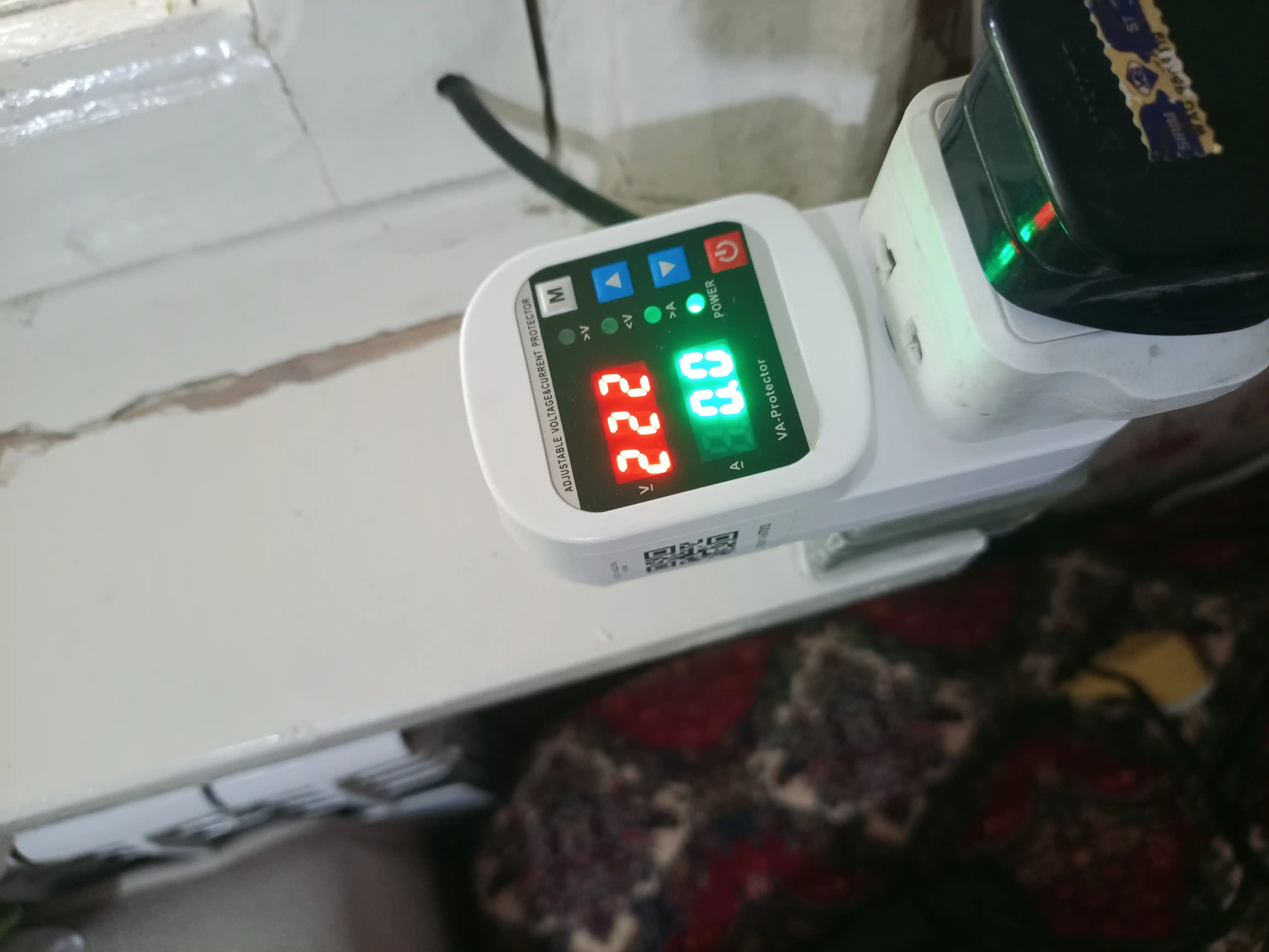 220V rozetka uchun 16A kuchlanish va tok relesi,sakrashlardan himoya,voltmetr va ampermetr