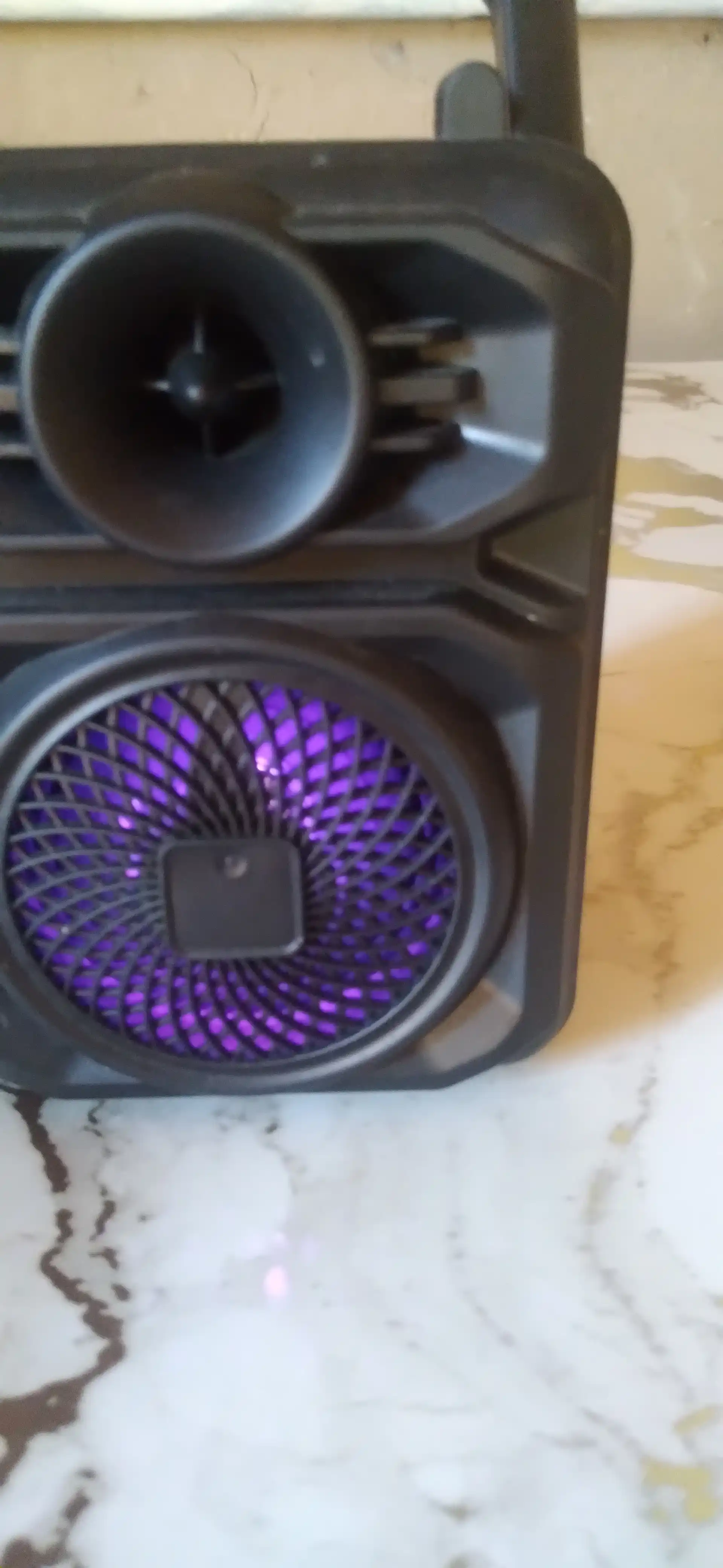 Simsiz katta karnay, karaoke musiqasi, mikrofon, pult va RGB yoritgich