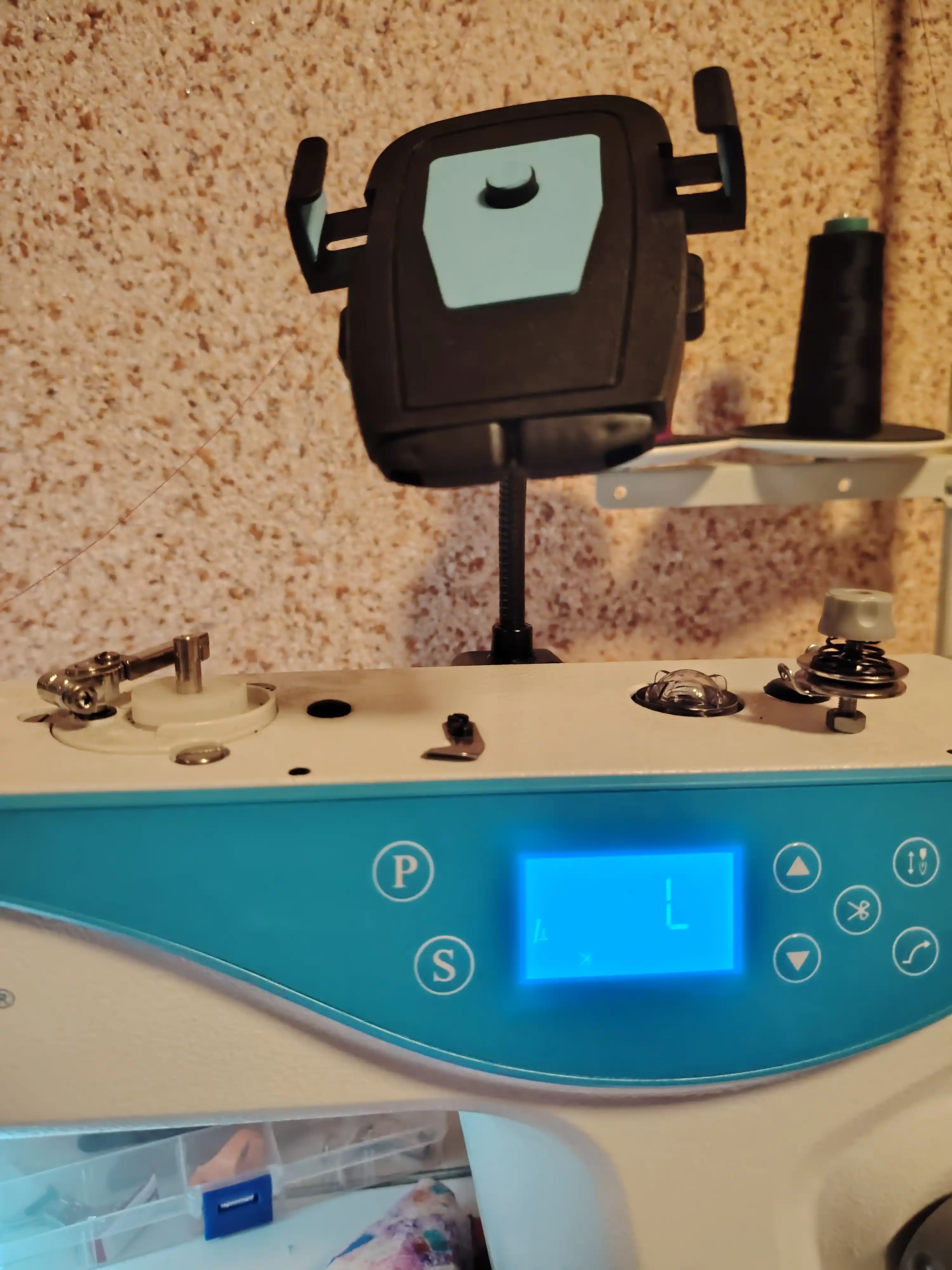 Tikuv mashinalari uchun qo‘shaloq magnitli telefon tutqich