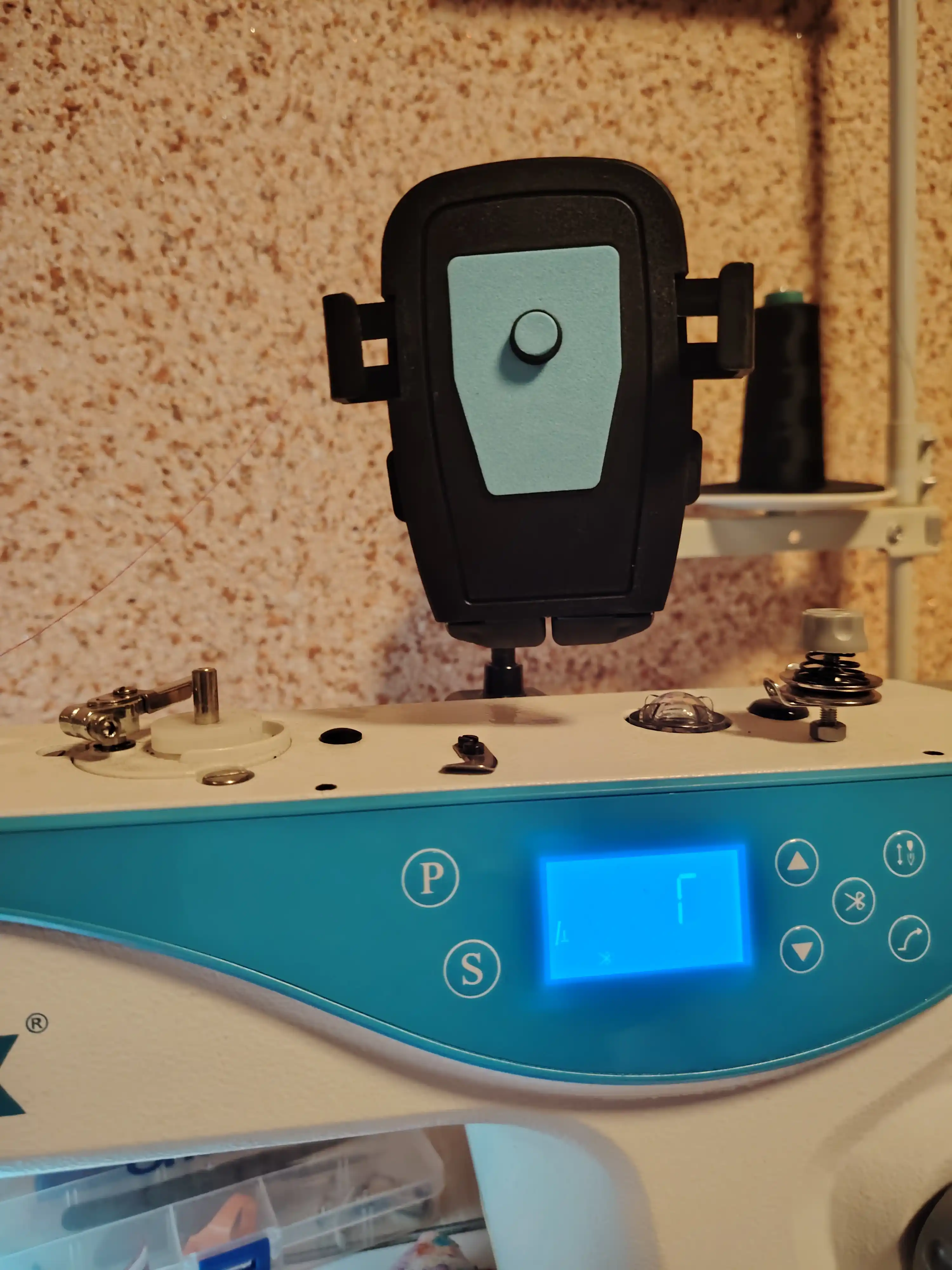 Tikuv mashinalari uchun qo‘shaloq magnitli telefon tutqich