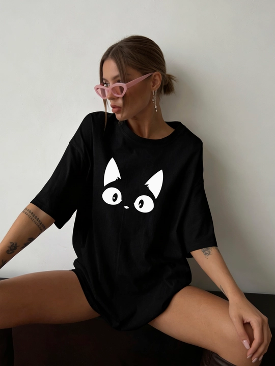 Miconic qora oversayz futbolka, qora mushuk yuzi print bilan