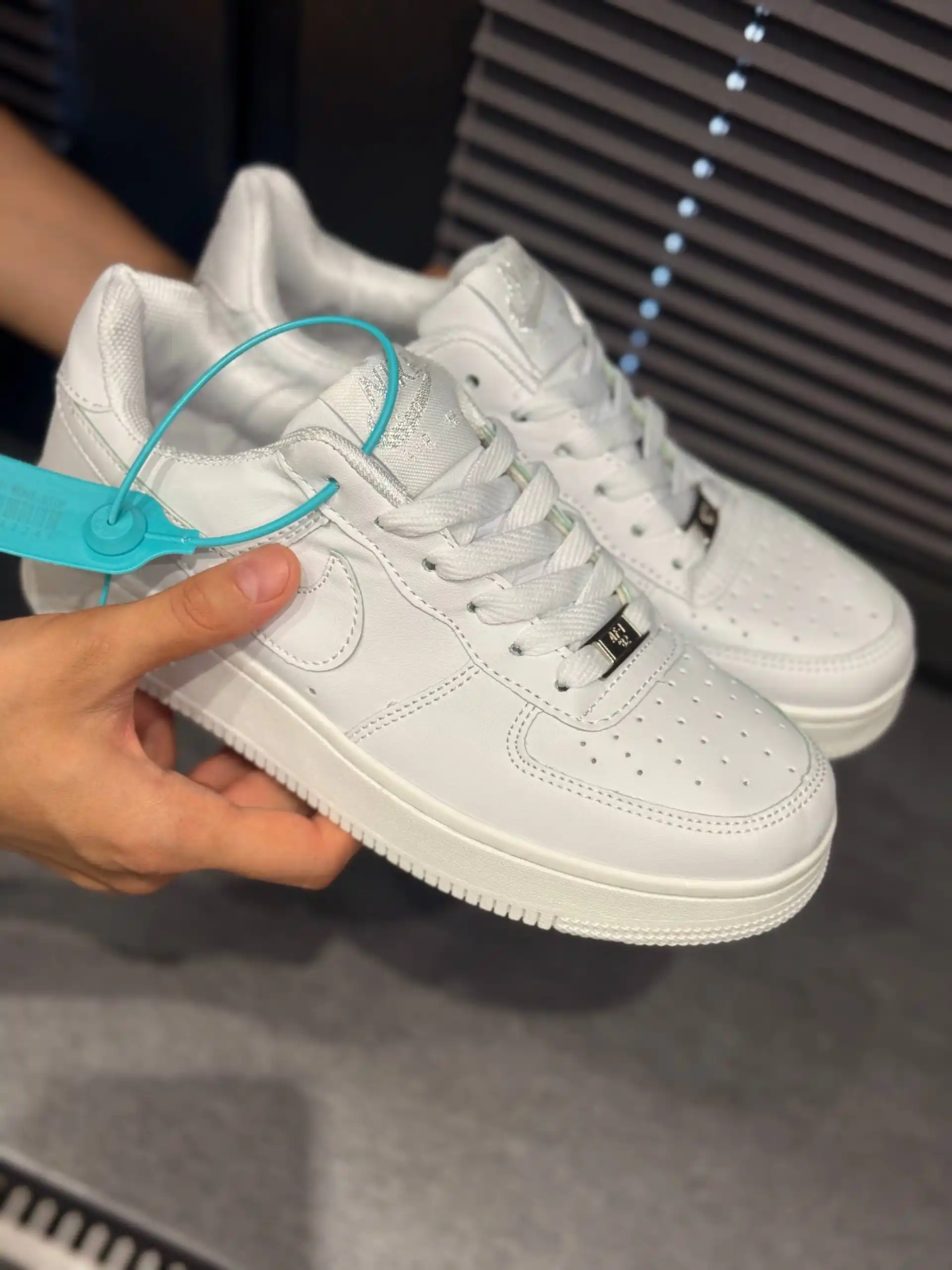 Ayollar va erkaklar uchun Nike Air Force 1 oq klassik krossovkalari