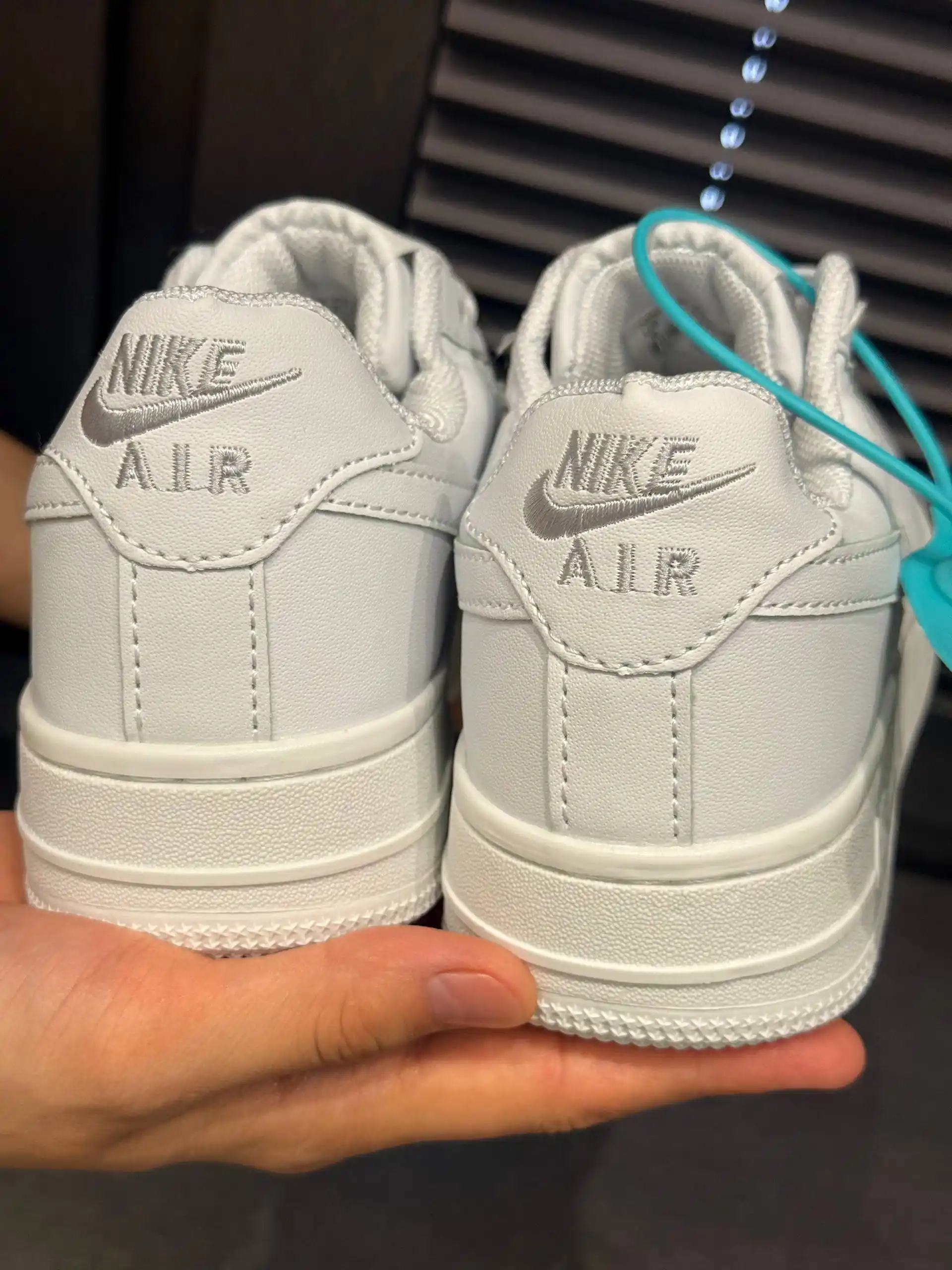 Ayollar va erkaklar uchun Nike Air Force 1 oq klassik krossovkalari