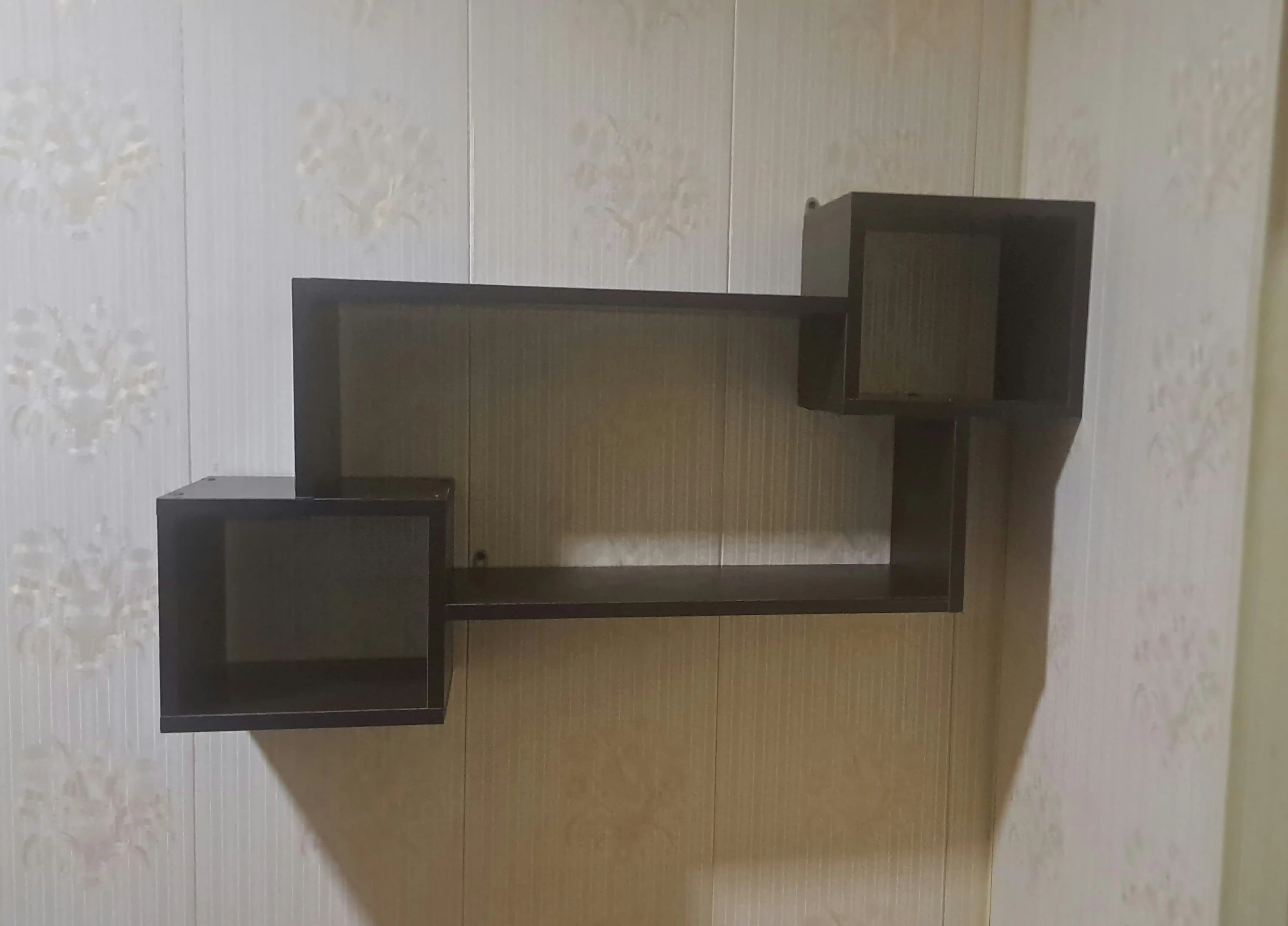 Devor tokchasi, kitoblar va bezaklar uchun osma javon, devorga o‘rnatiladigan dizaynerlik