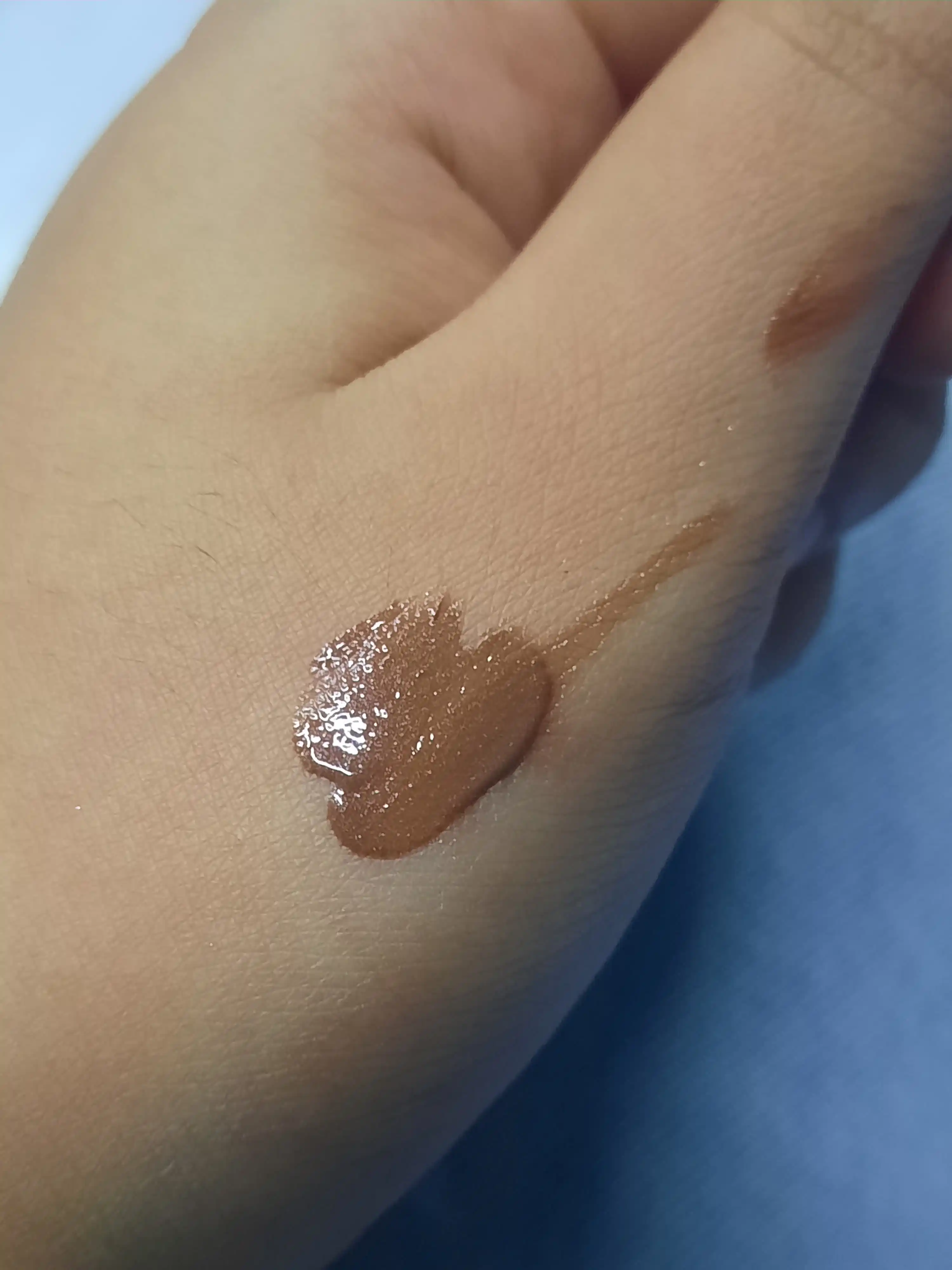 Rhode lablar uchun peptidli blyesk-balsam, namlaydi silliqlik beradi va tabiiy rang beradi