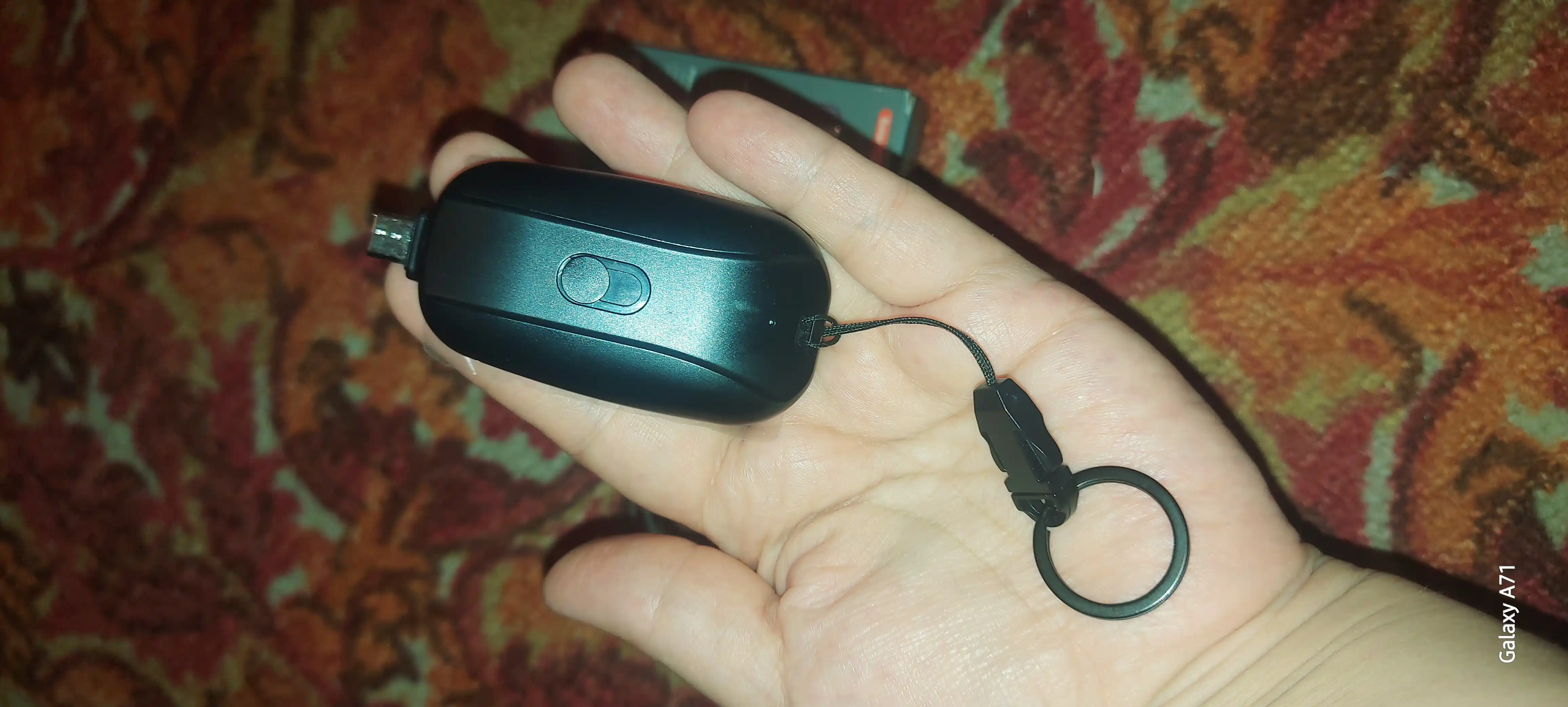 1500 mAh quyosh energiyasi bilan ishlaydigan portativ mini poverbank kalit zanjiri