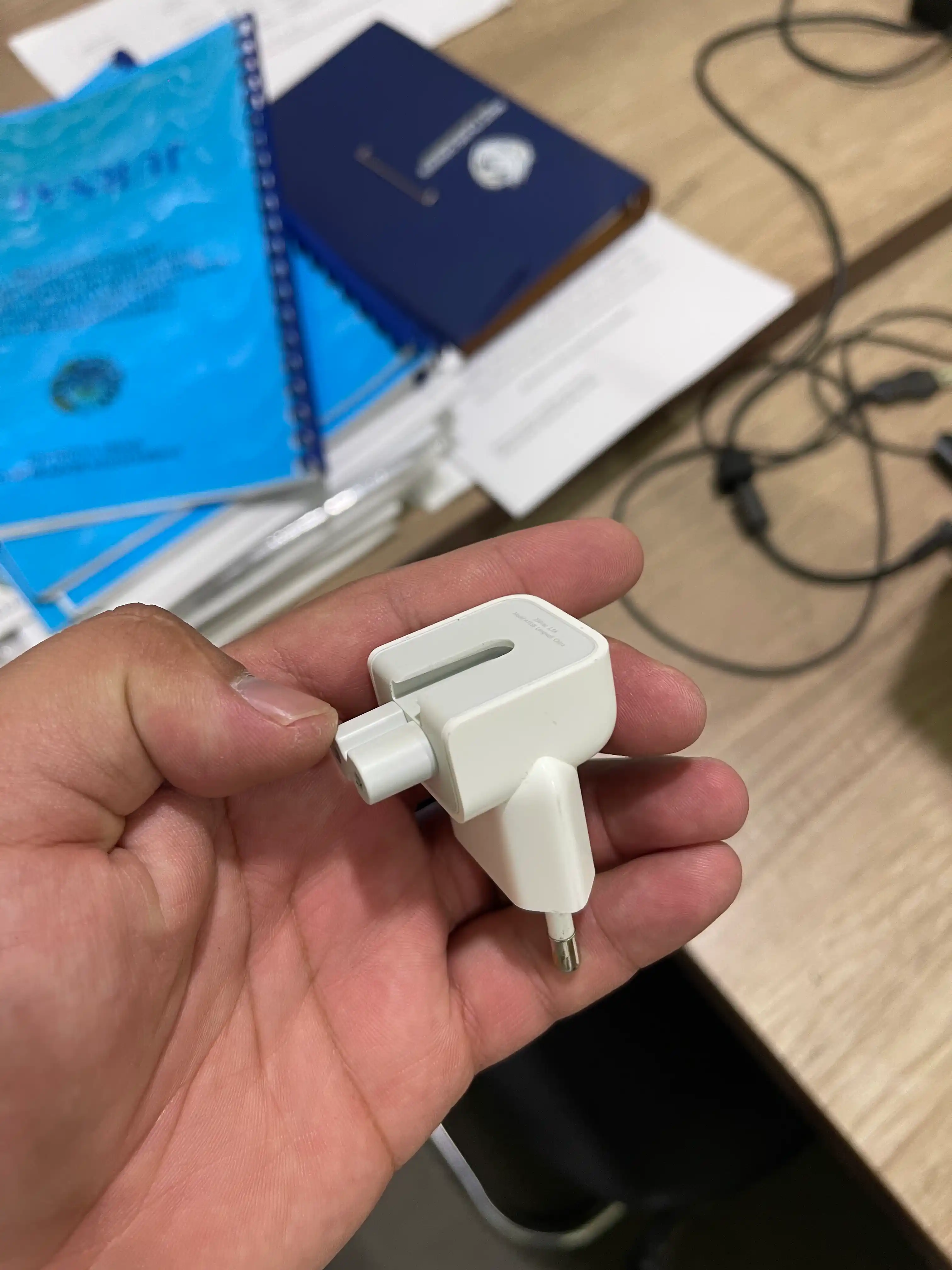 MacBook va iPad uchun EuroVilk adapteri va quvvatlash moslamasi