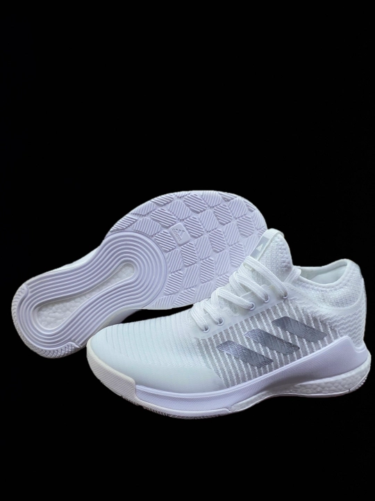 Adidas krossovkalari — yengil, qulay, nafas oluvchi, sport va kundalik foydalanish uchun - 