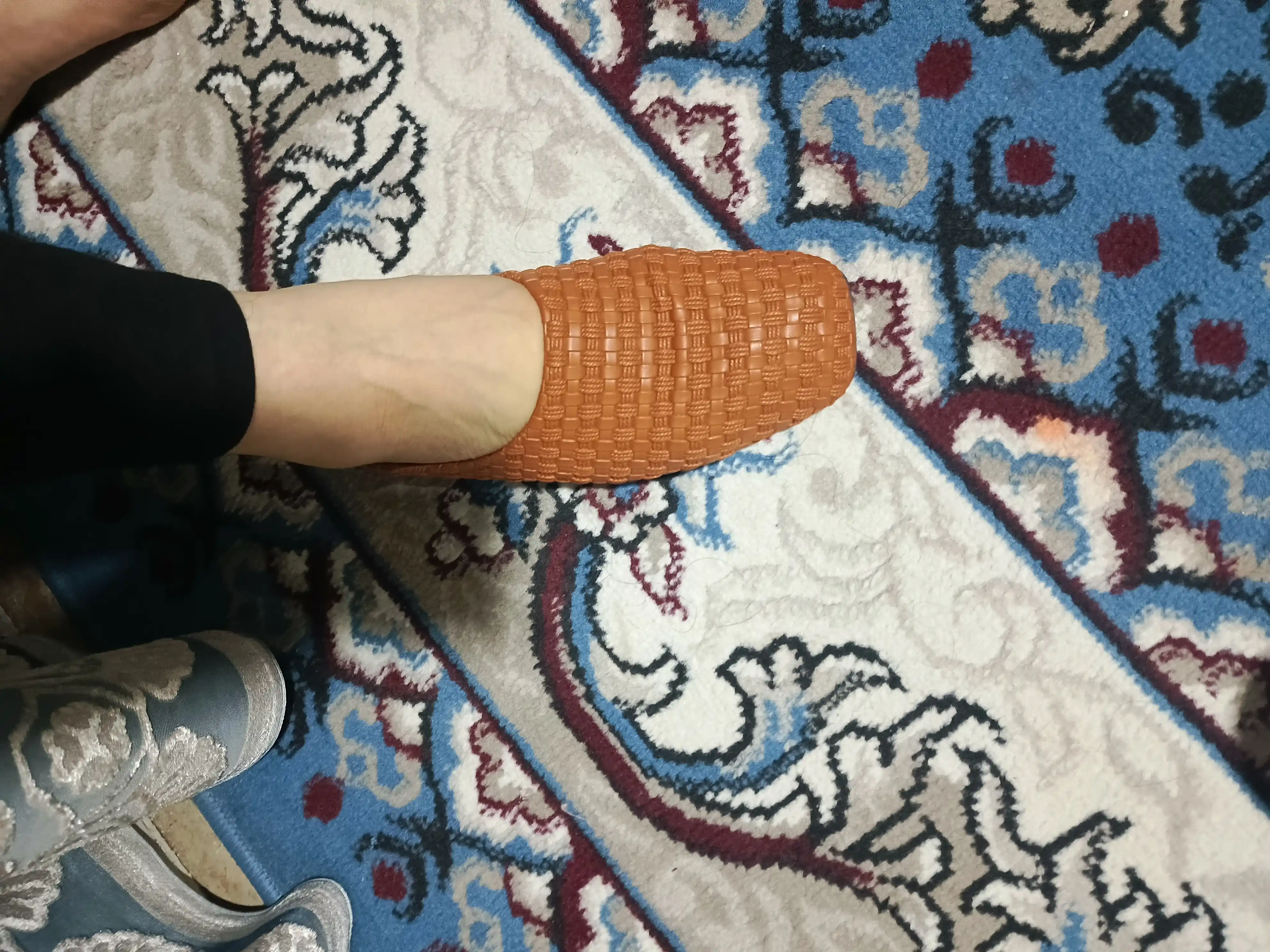 Ayollar uchun to‘rli myuli, ko‘cha va ofis uchun yozgi shippaklar