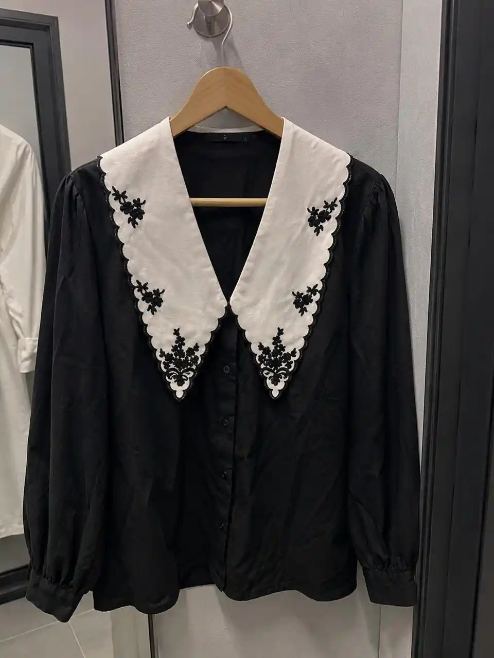 Kashta tikilgan va bezakli yoqali, uzun yengli, oq rangli ayollar bluzkasi, S-3XL