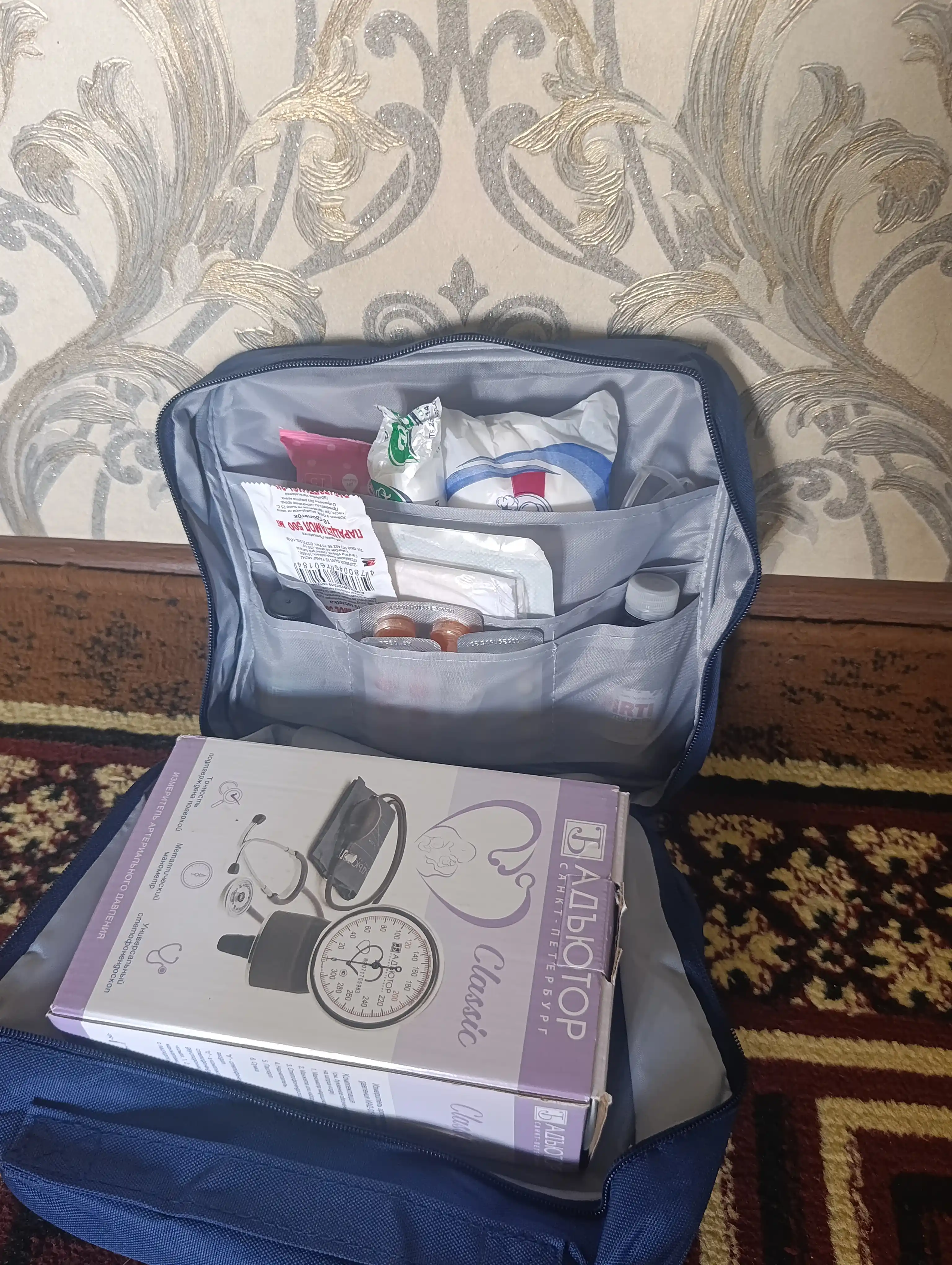 Katta aptechka dori saqlash uchun, uy, mashina va sayohat uchun