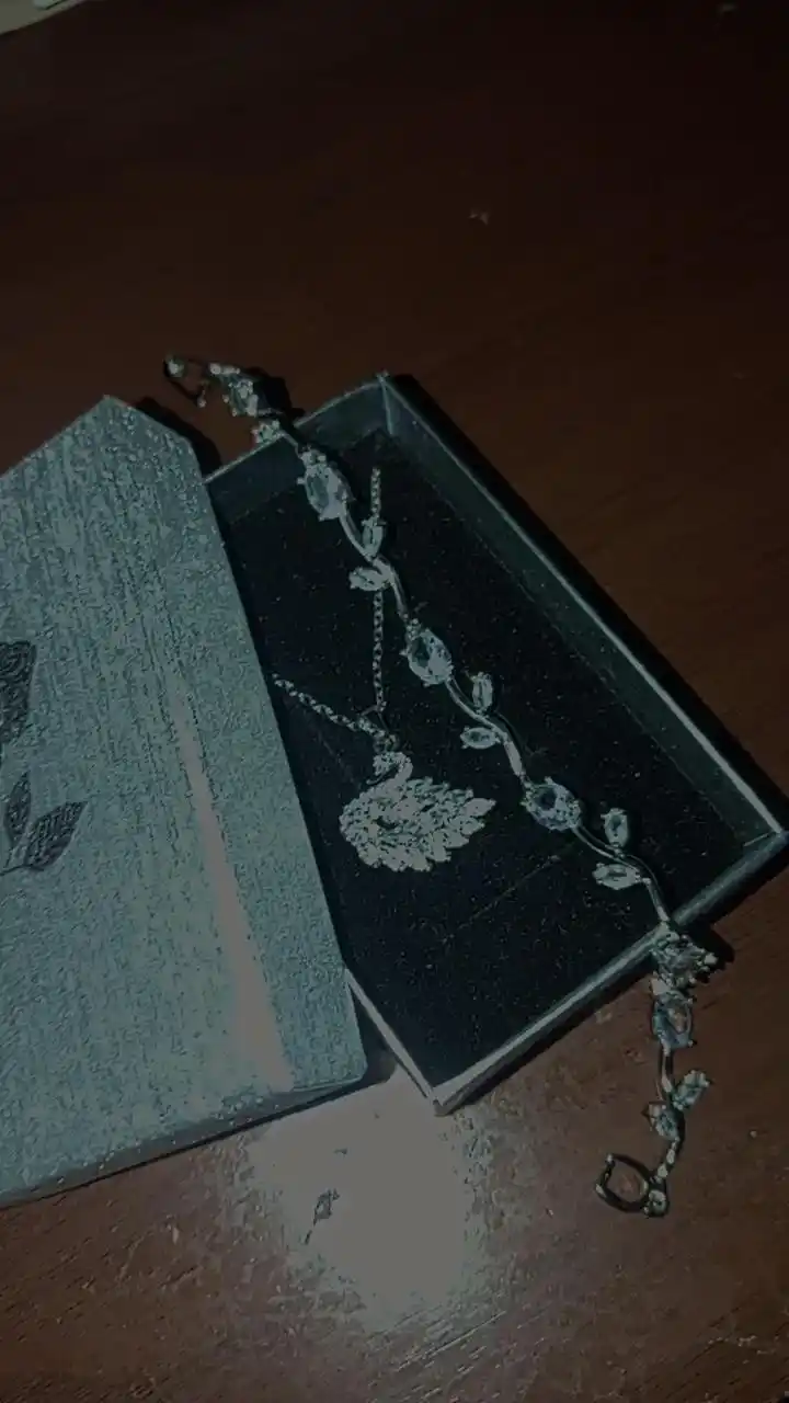 Ayollar va qizlar uchun taqinchoq, oqqush shakli, sovg'a qutisida, SWAROVSKI