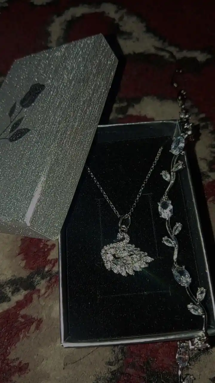 Ayollar va qizlar uchun taqinchoq, oqqush shakli, sovg'a qutisida, SWAROVSKI