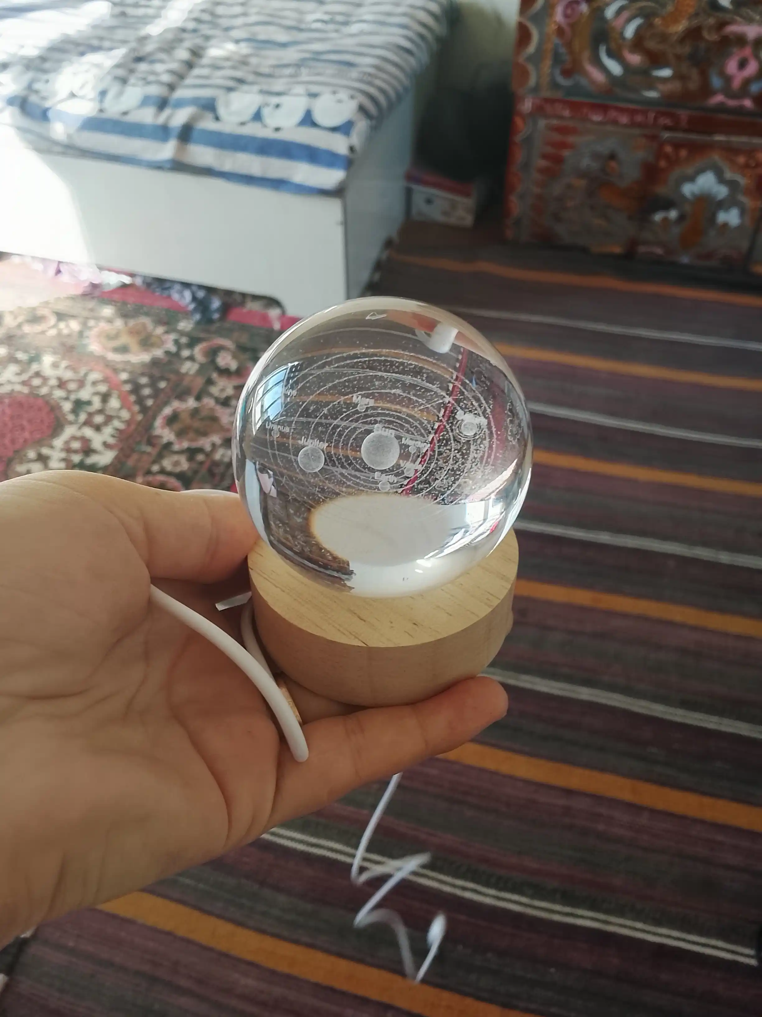 Svetilnik 3 d chiroq tungi, kristal shar va yog'och asos
