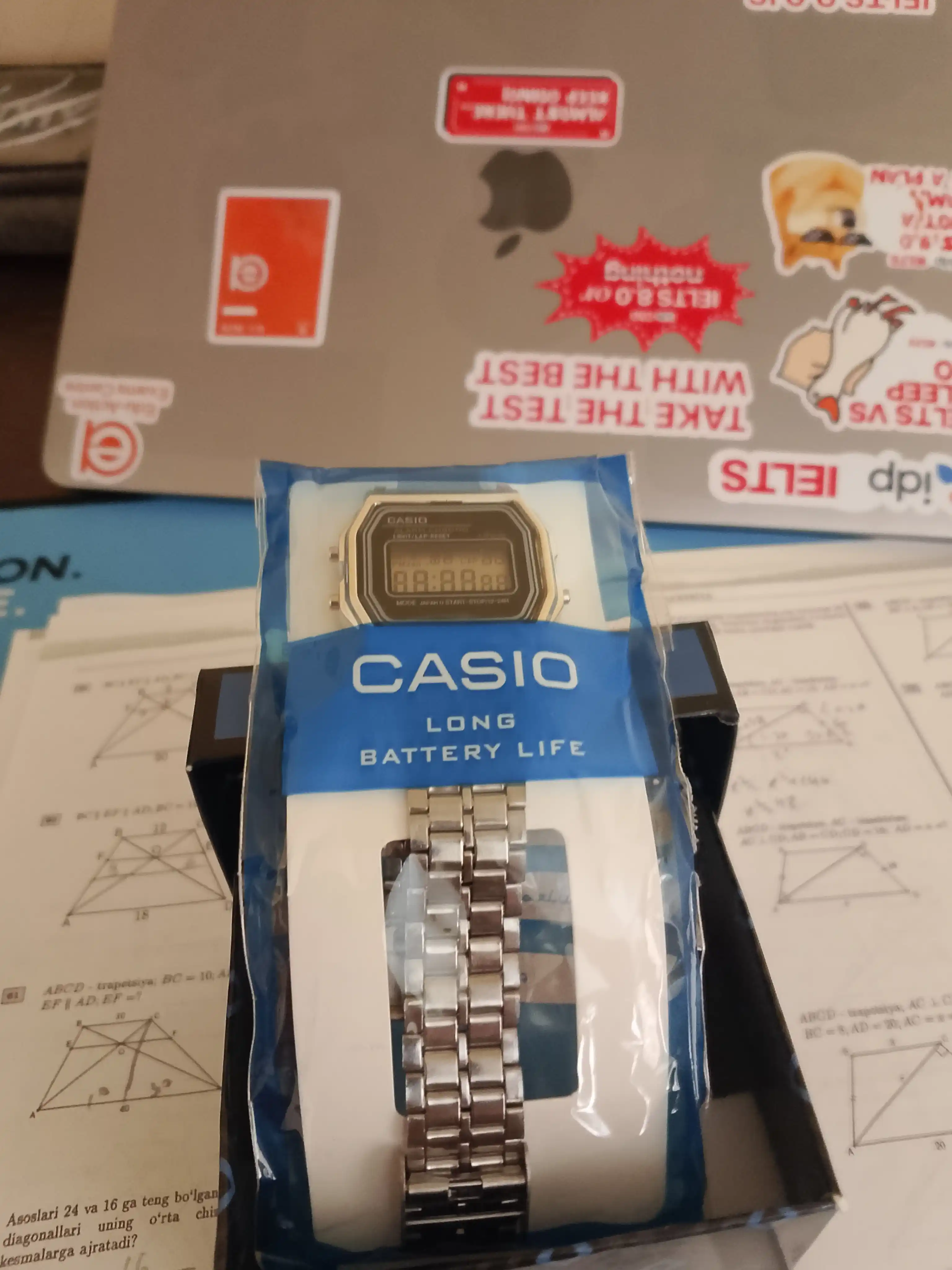 Erkaklar qol soati classic kvarts mexanizmli, soat qutisi bilan birga
