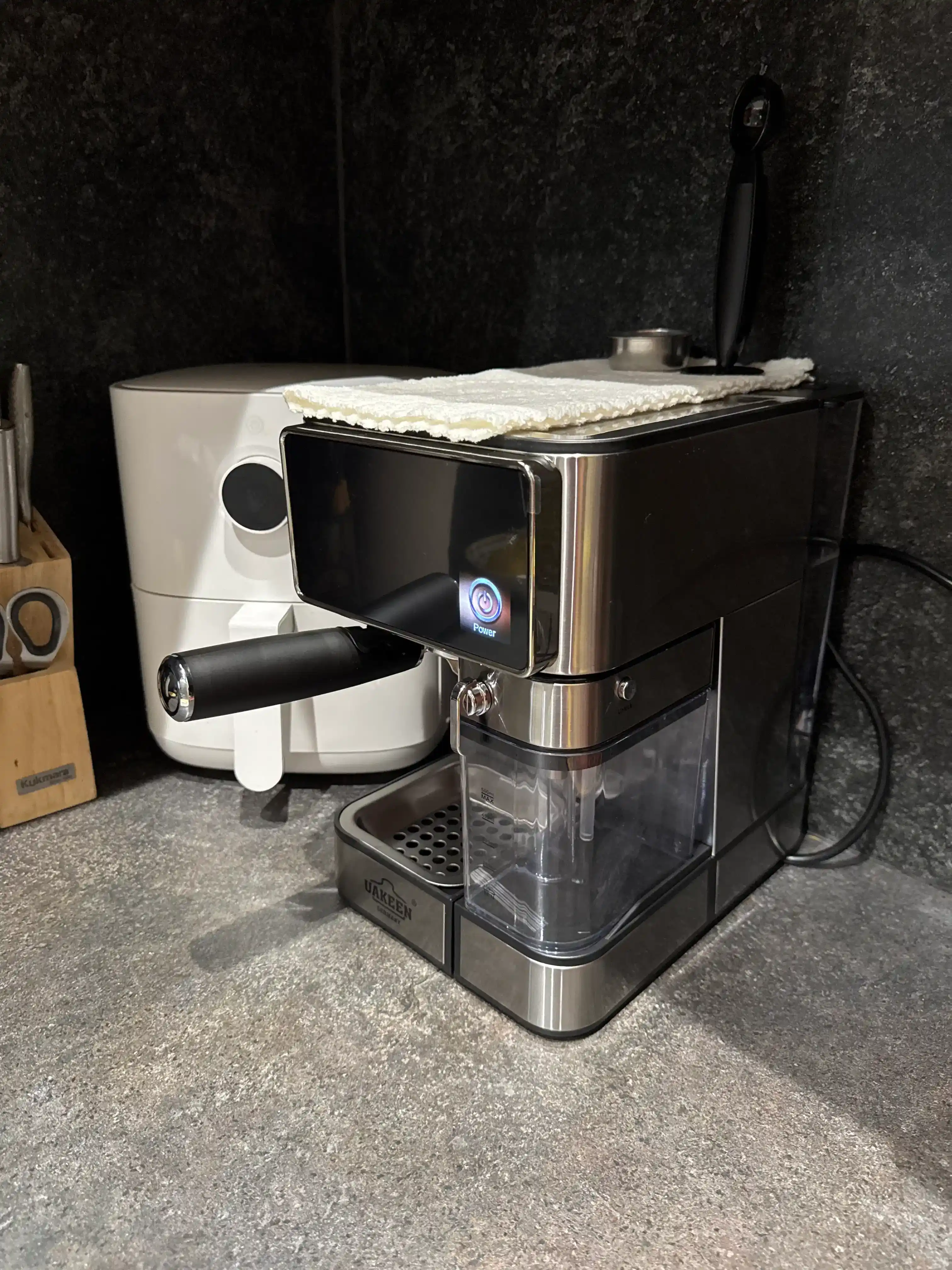 Professional kofe mashina UAKEEN — 20 Bar, oʻrnatilgan kofemolka, 2.6 l idish,