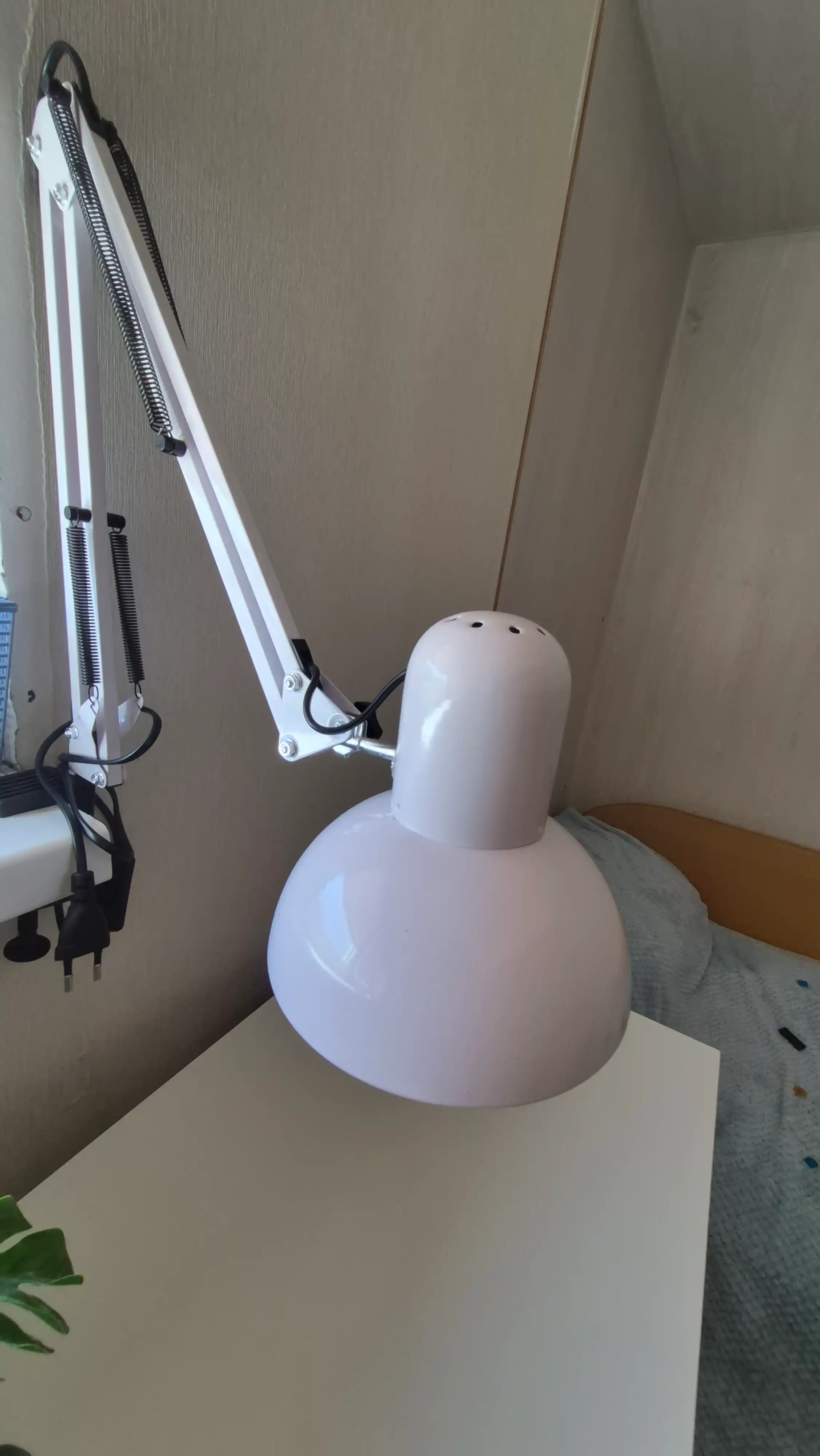 Stol chirogi. uyingiz va ofisingiz uchun juda kerakli bolgan mahsulot. Balandligi 90cm