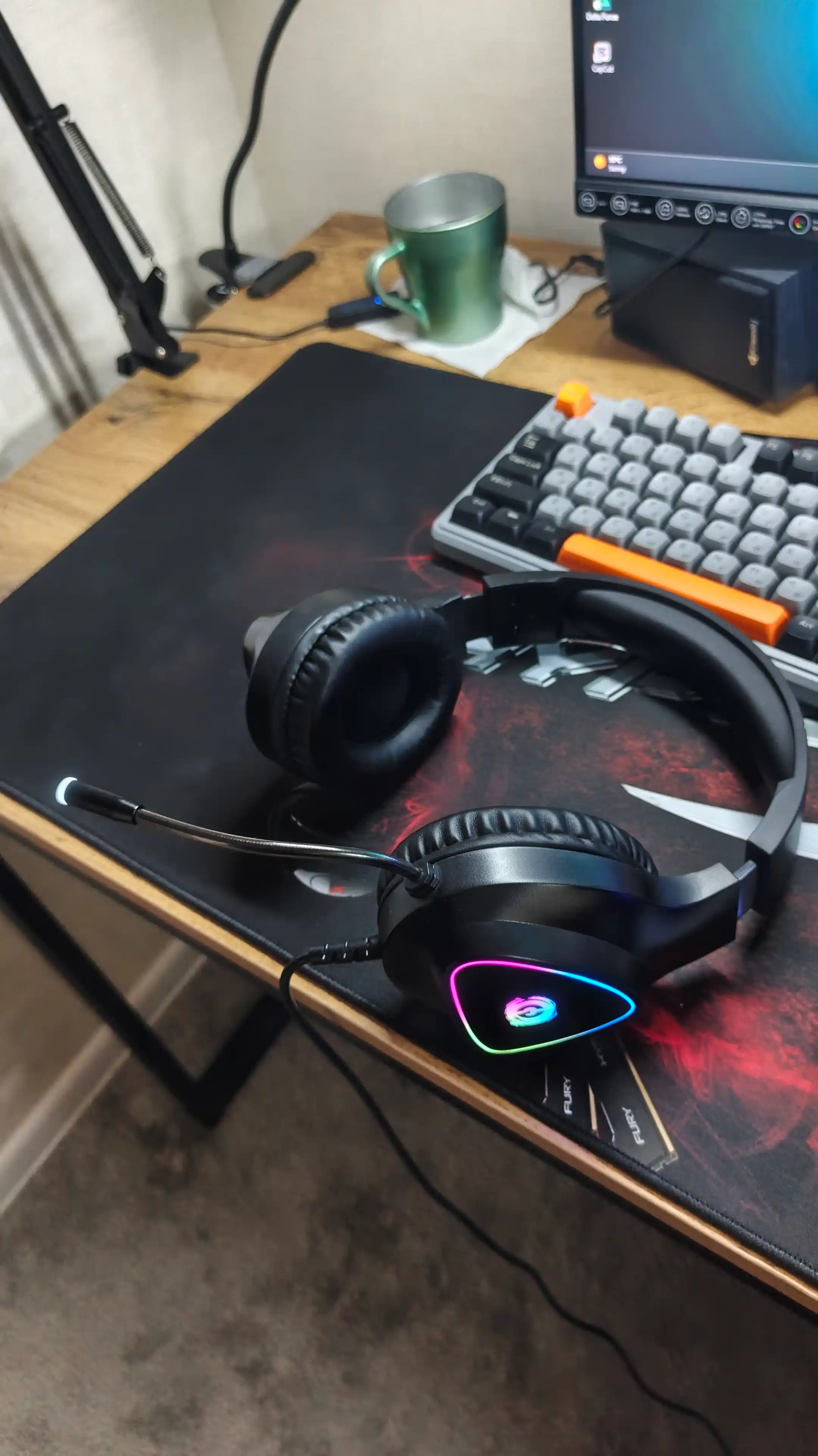 Gaming simli quloqchin CANYON Shadder GH 6,  RGB yoritgich bilan