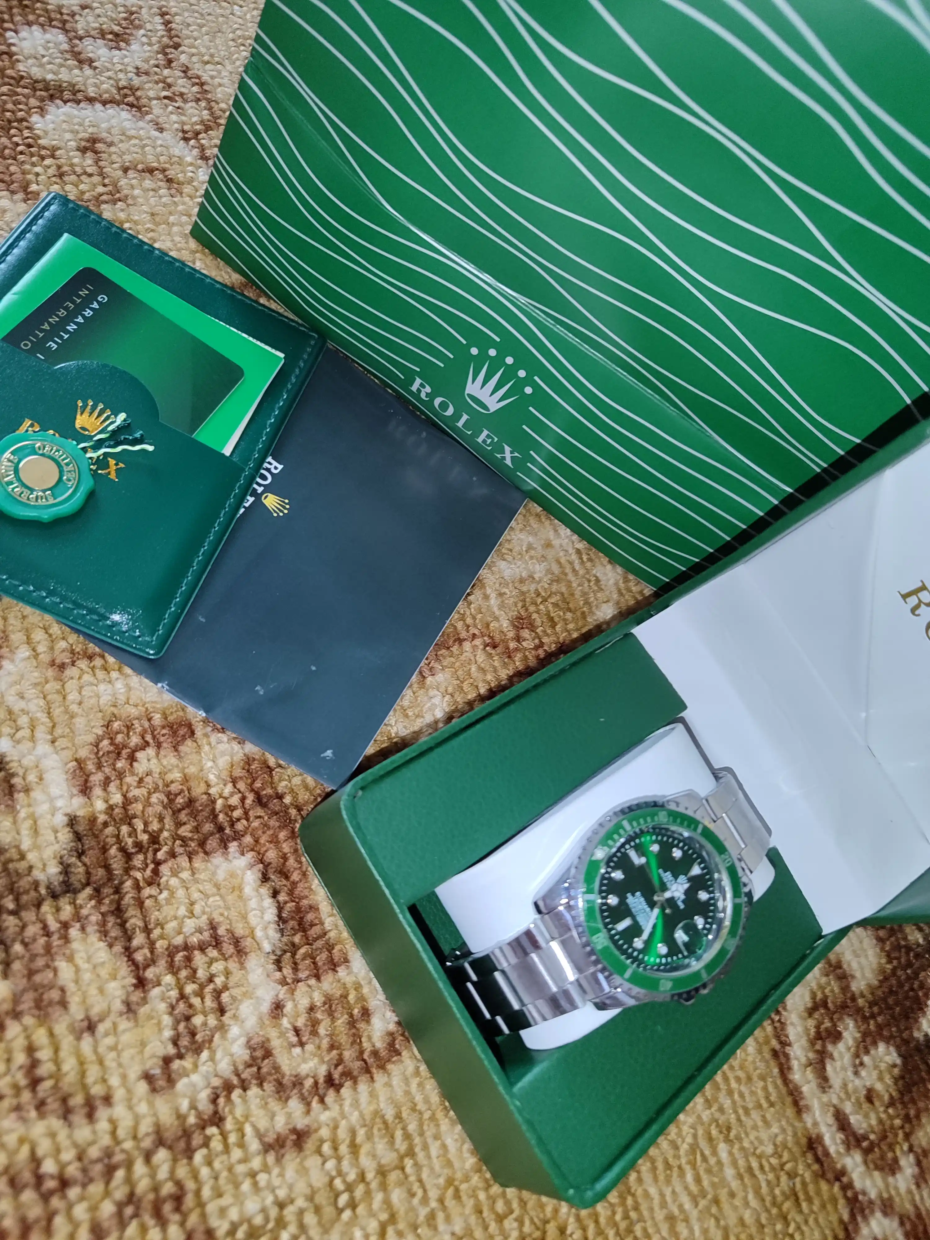 Sovg‘a qutisi, hujjatlar va paketli erkaklar qo‘l soati, bayram uchun sovg‘a