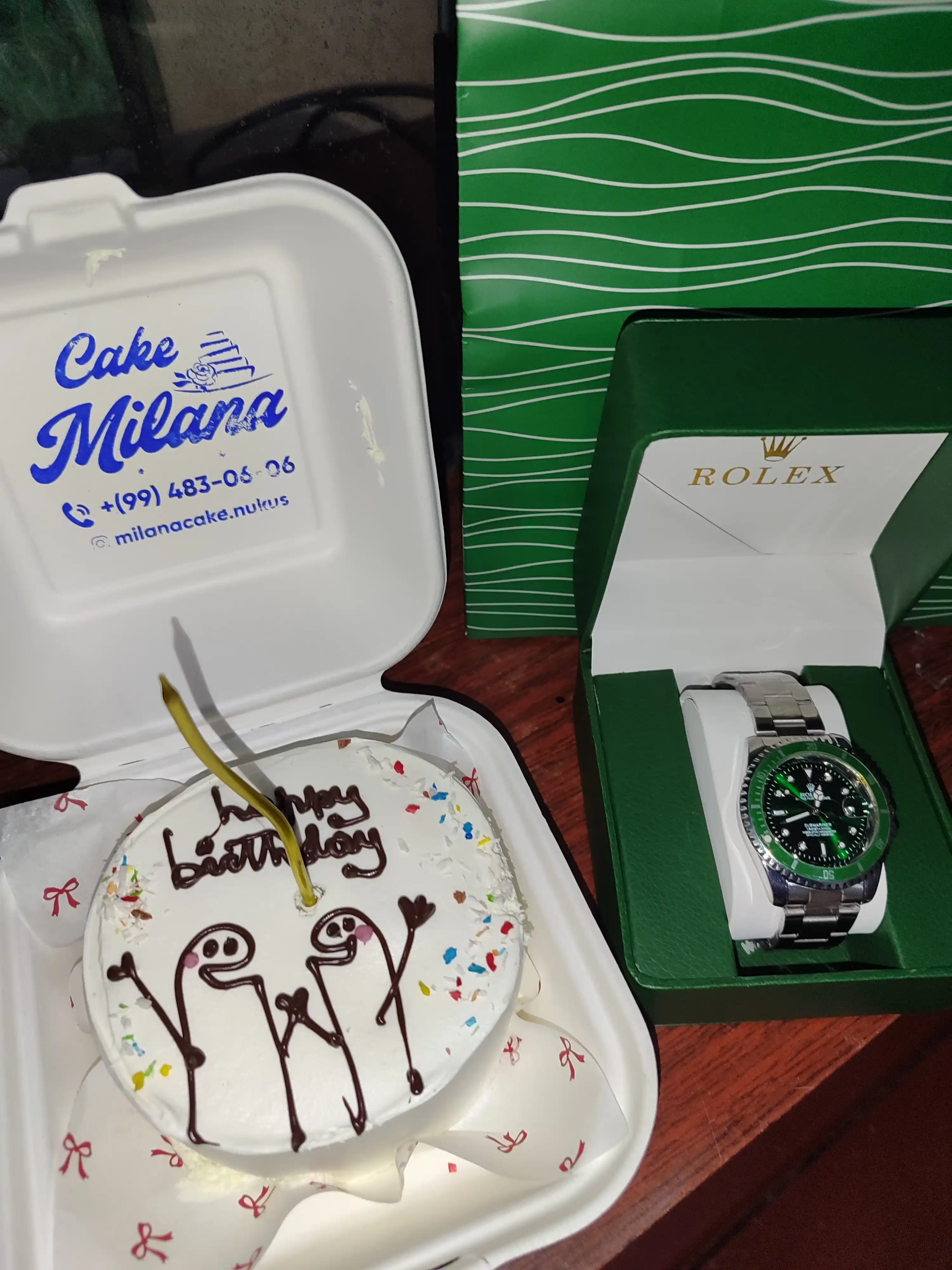 Sovg‘a qutisi, hujjatlar va paketli erkaklar qo‘l soati, bayram uchun sovg‘a