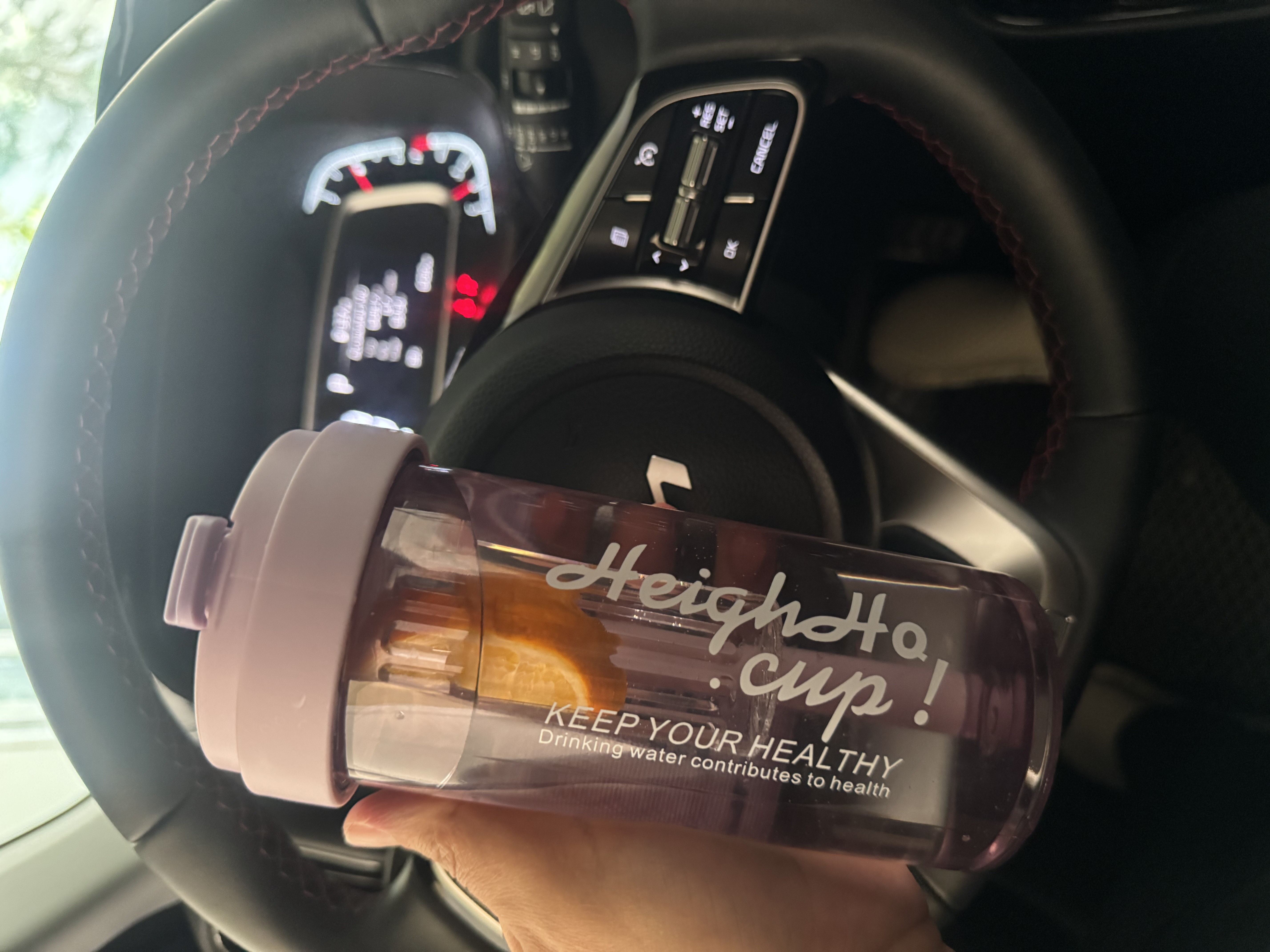 Suv uchun turli rangdagi shisha, naychasi va mevalar uchun bo‘linmasi bilan, 600 ml
