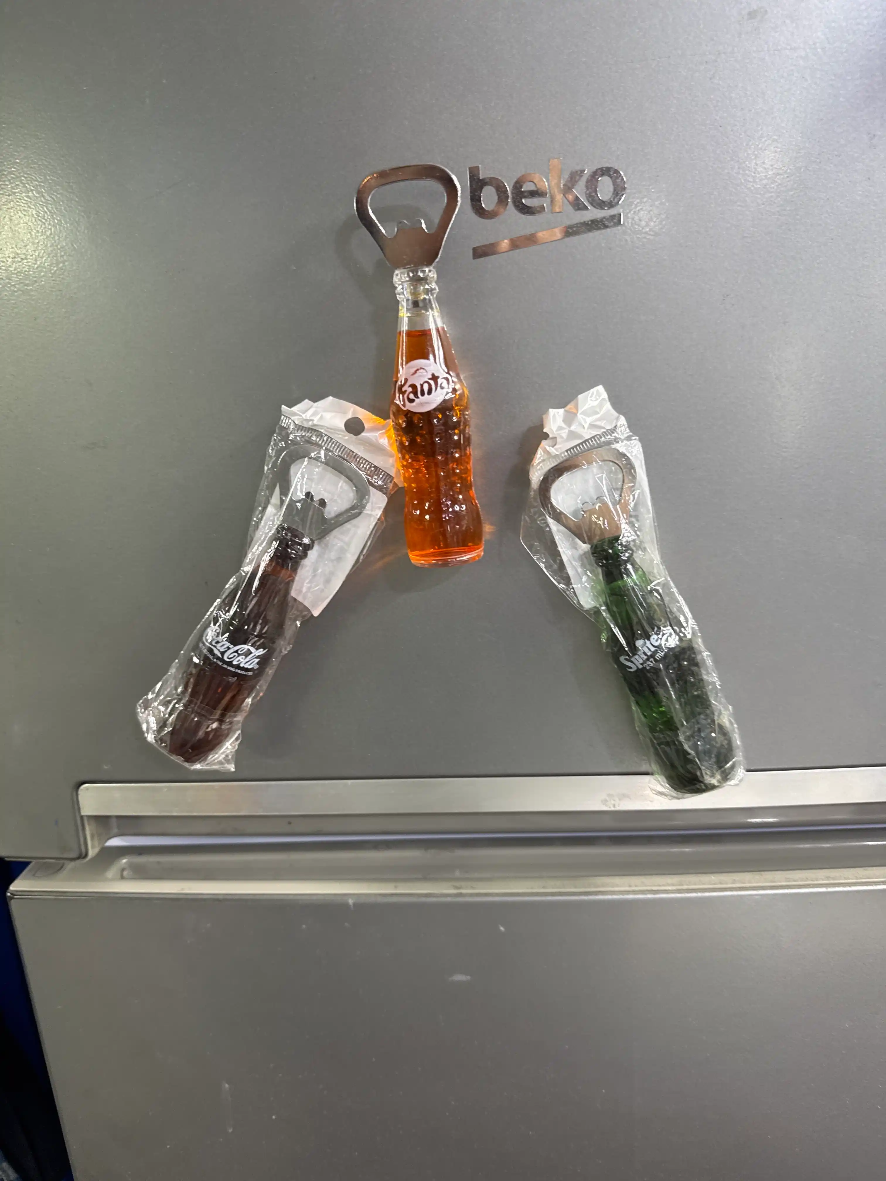 Мини открывашка для бутылок Cola, Fanta и Sprite с магнитом на холодильник декоративный