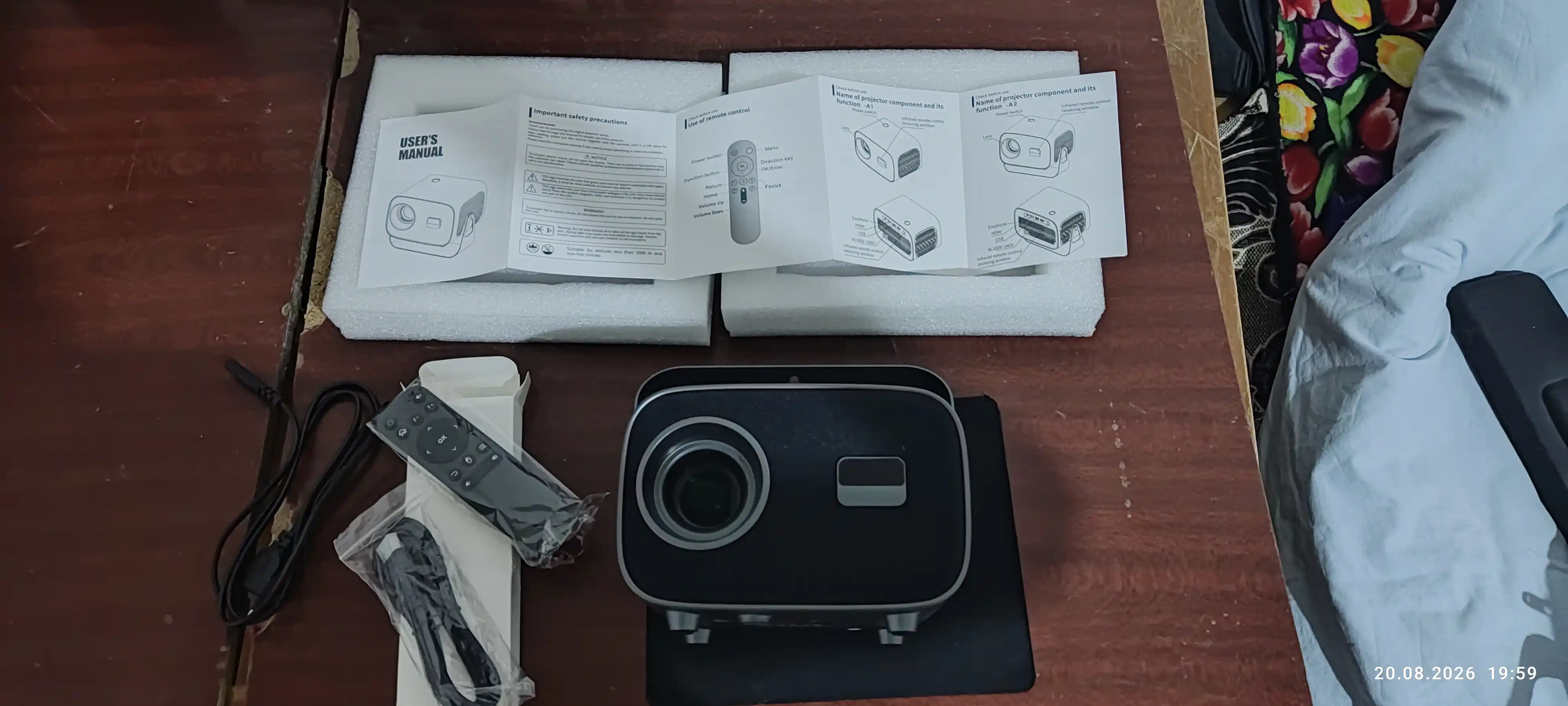 Telefon bilan ishlaydigan portativ proyektor, film tomosha qilish uchun, yorqin tasvir