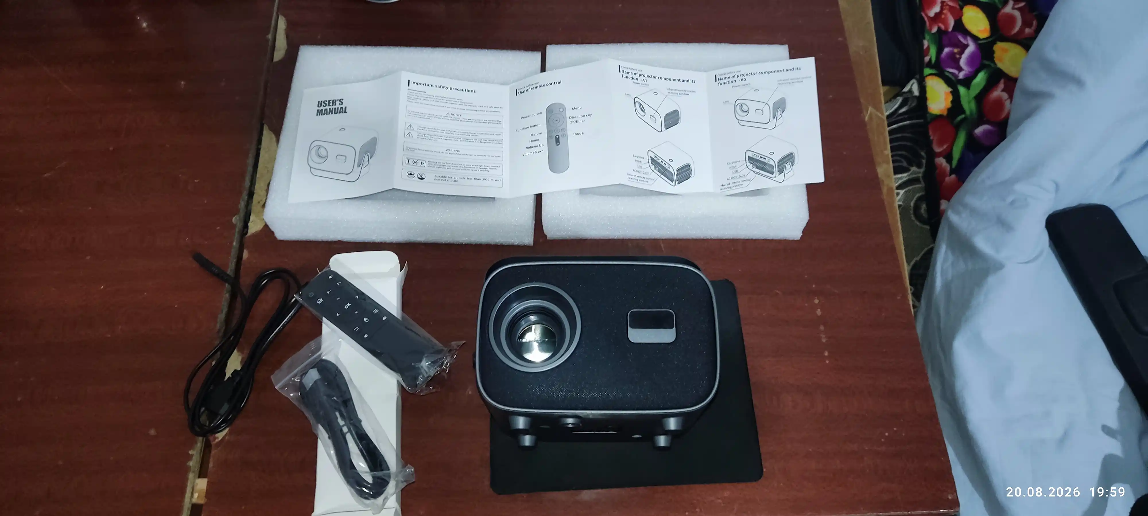 Telefon bilan ishlaydigan portativ proyektor, film tomosha qilish uchun, yorqin tasvir