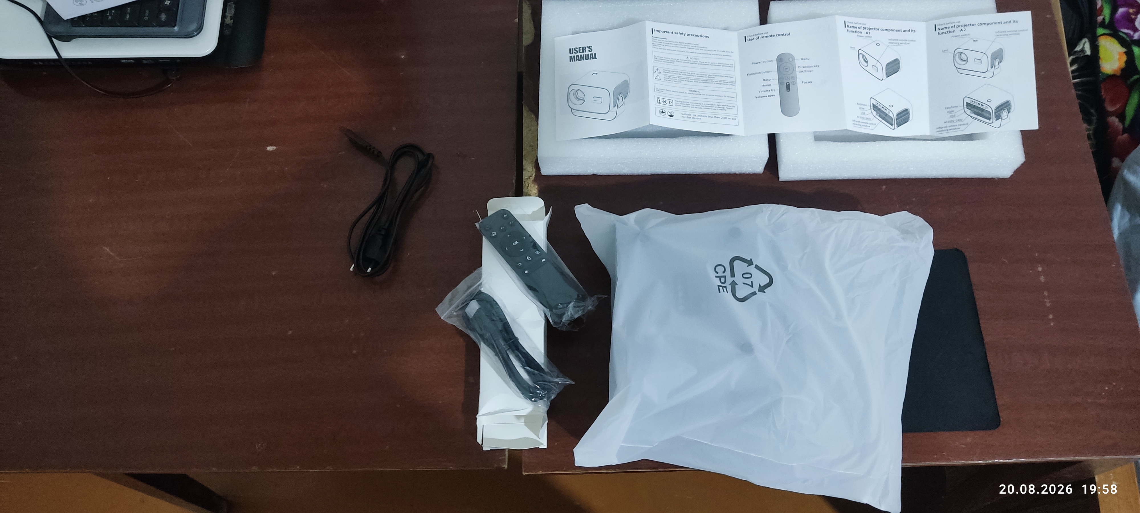 Telefon bilan ishlaydigan portativ proyektor, film tomosha qilish uchun, yorqin tasvir