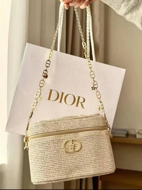 Мини косметички Dior. Хорошо подойдут для вечерних вечеринок, креативный поддарок