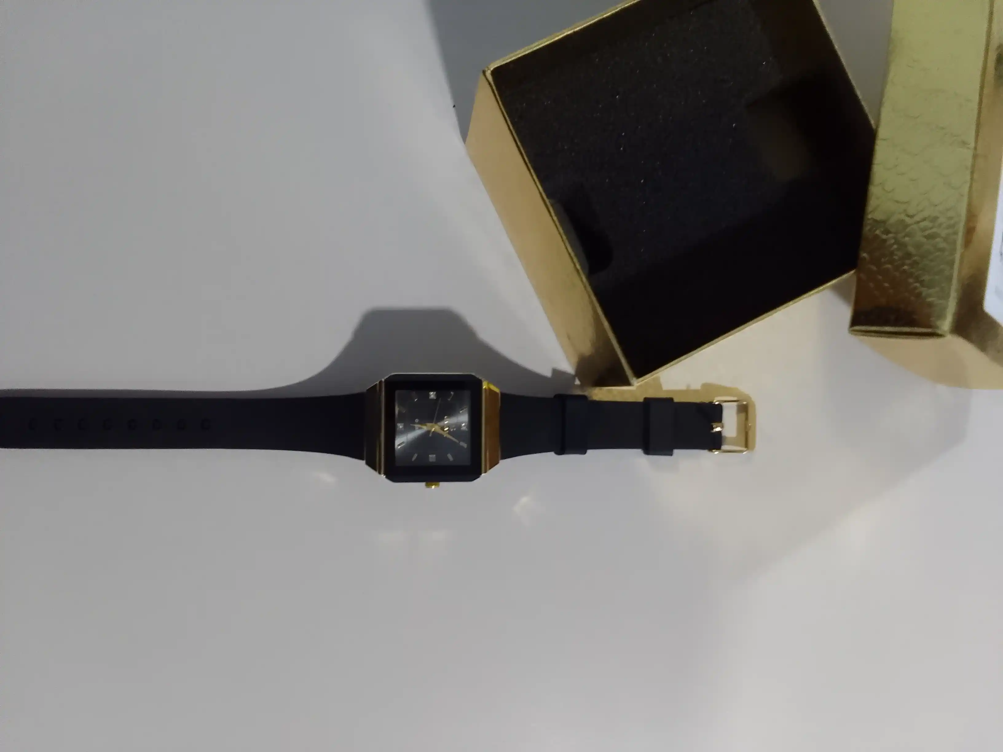 Ayollar soati kvadrat dizaynli, chiroyli ranglarda, sovg‘a qutisi bilan