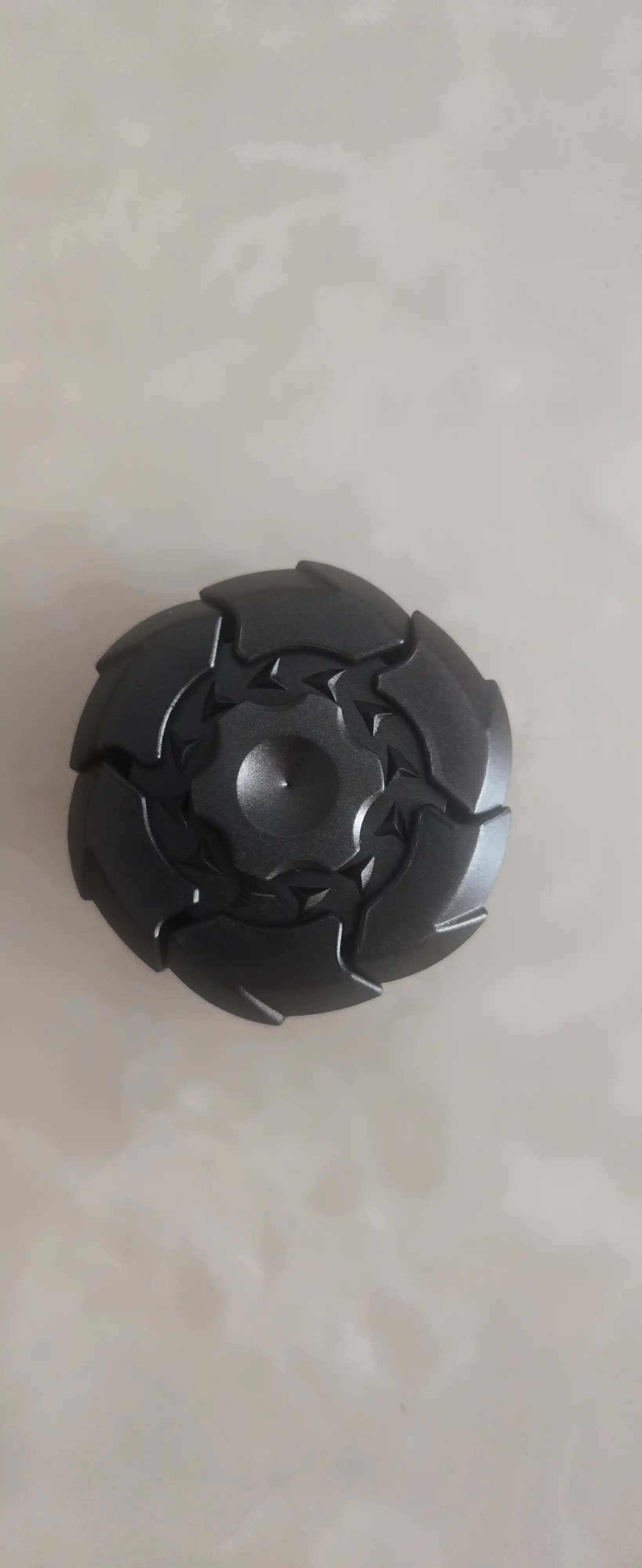 Magnitli spinner, antistress o‘yinchoq, aylanganda ochiladi