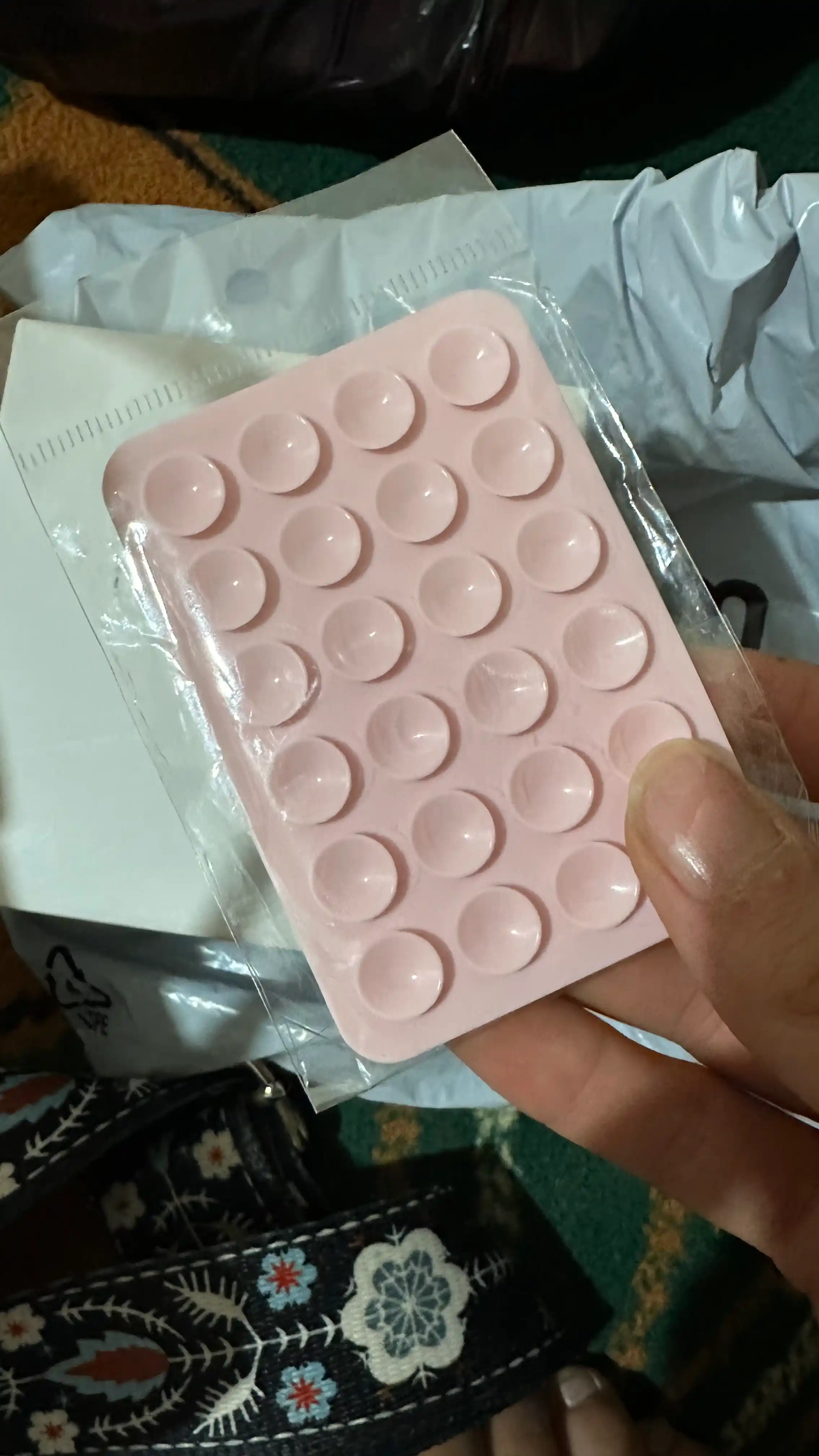 Lipper - har qanday telefon modellari uchun tutqich, yopishqoq so‘rg‘ich, lipuchka