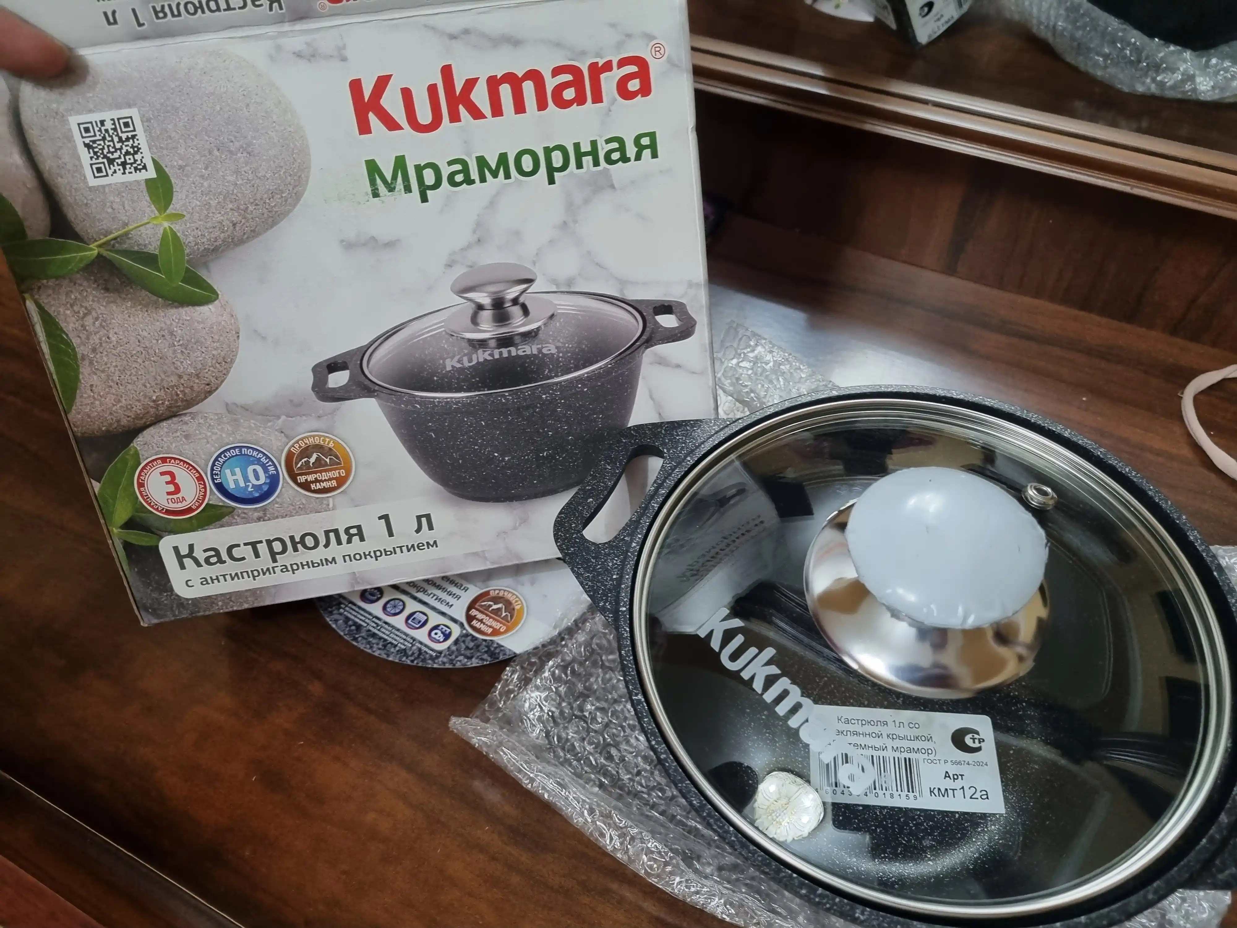 Kastryulya Kukmara, shisha qopqoq bilan, qora mramor