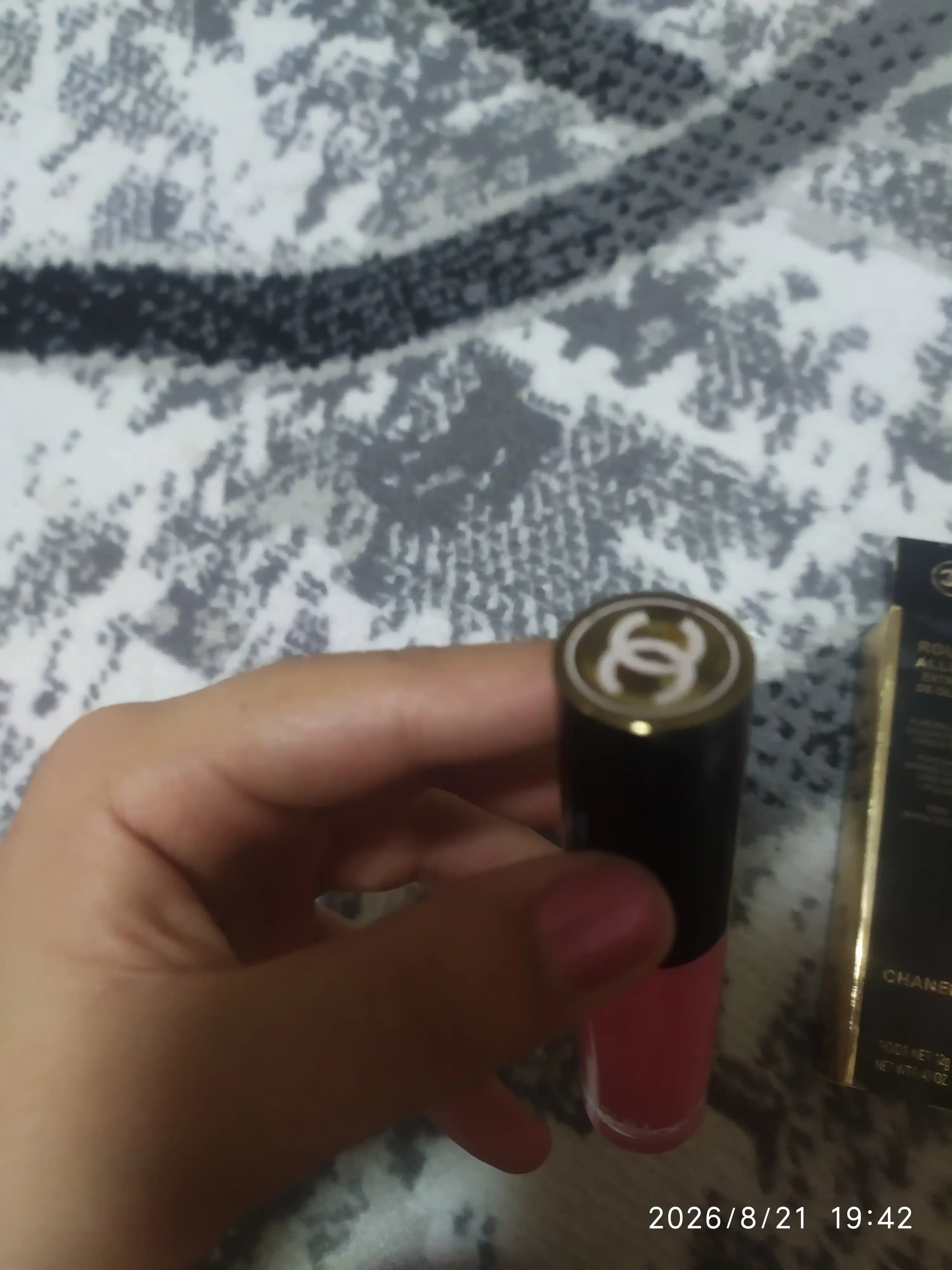 Ультра глянцевый блеск для губ Rouge Allure Velvet, жидкая помада, 8 г 