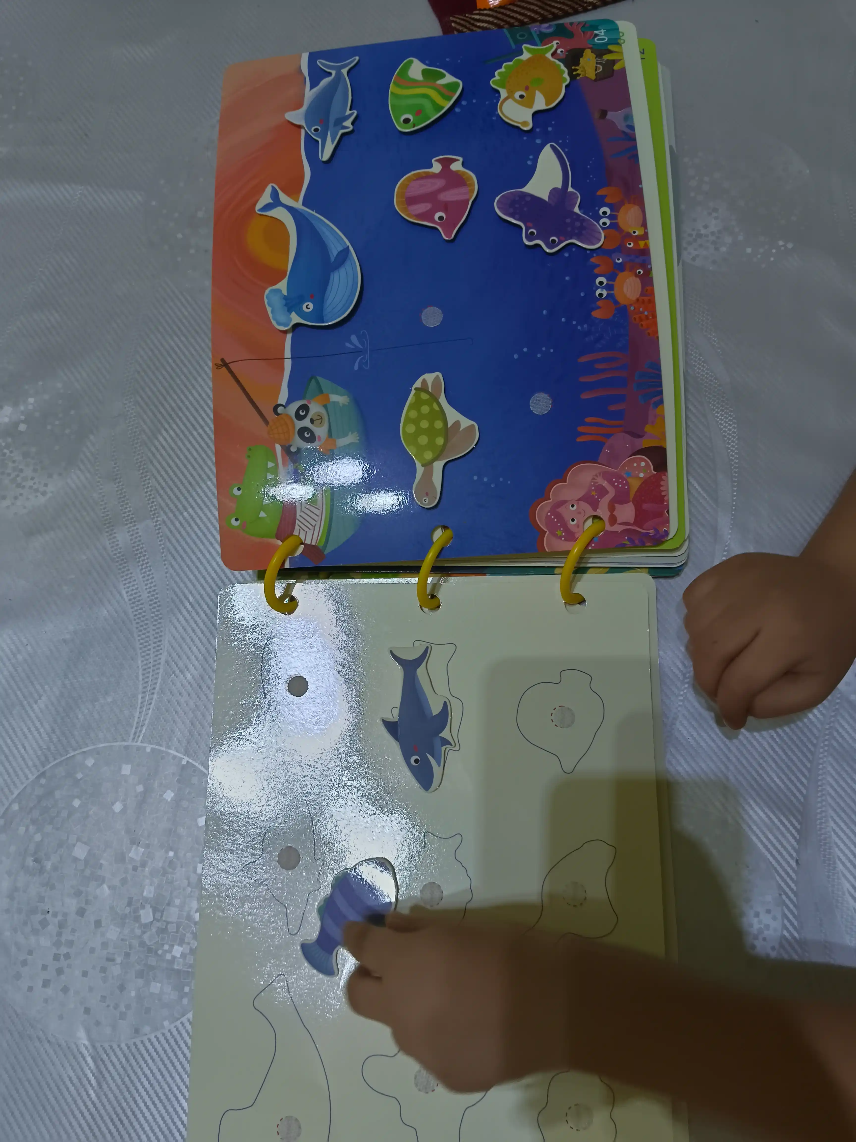 Usborne Busy Book, fetrdan tayyorlangan bizibord-kitob - kichkintoylar uchun taktil rivojlantiruvchi kitob