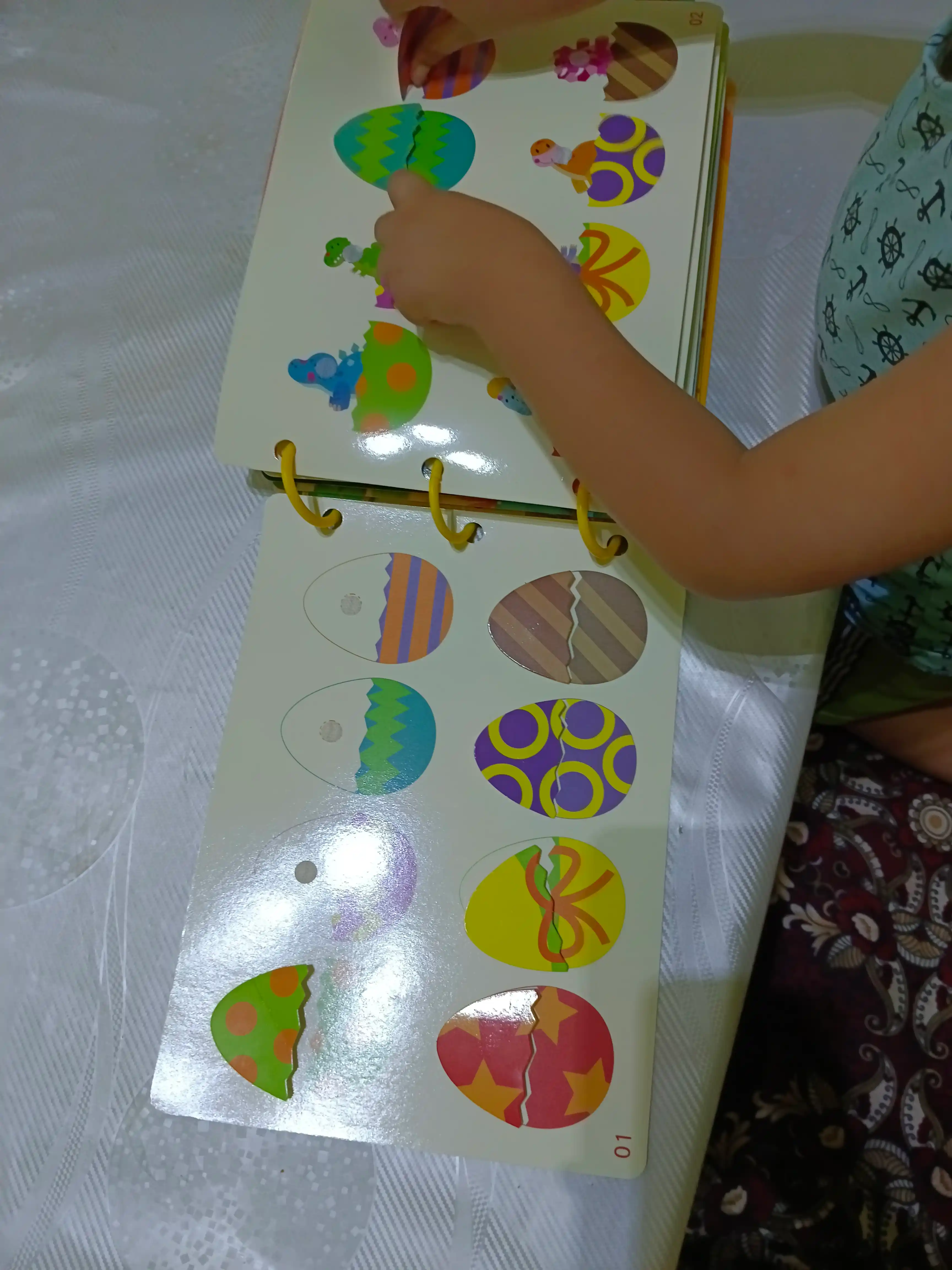 Usborne Busy Book, fetrdan tayyorlangan bizibord-kitob - kichkintoylar uchun taktil rivojlantiruvchi kitob