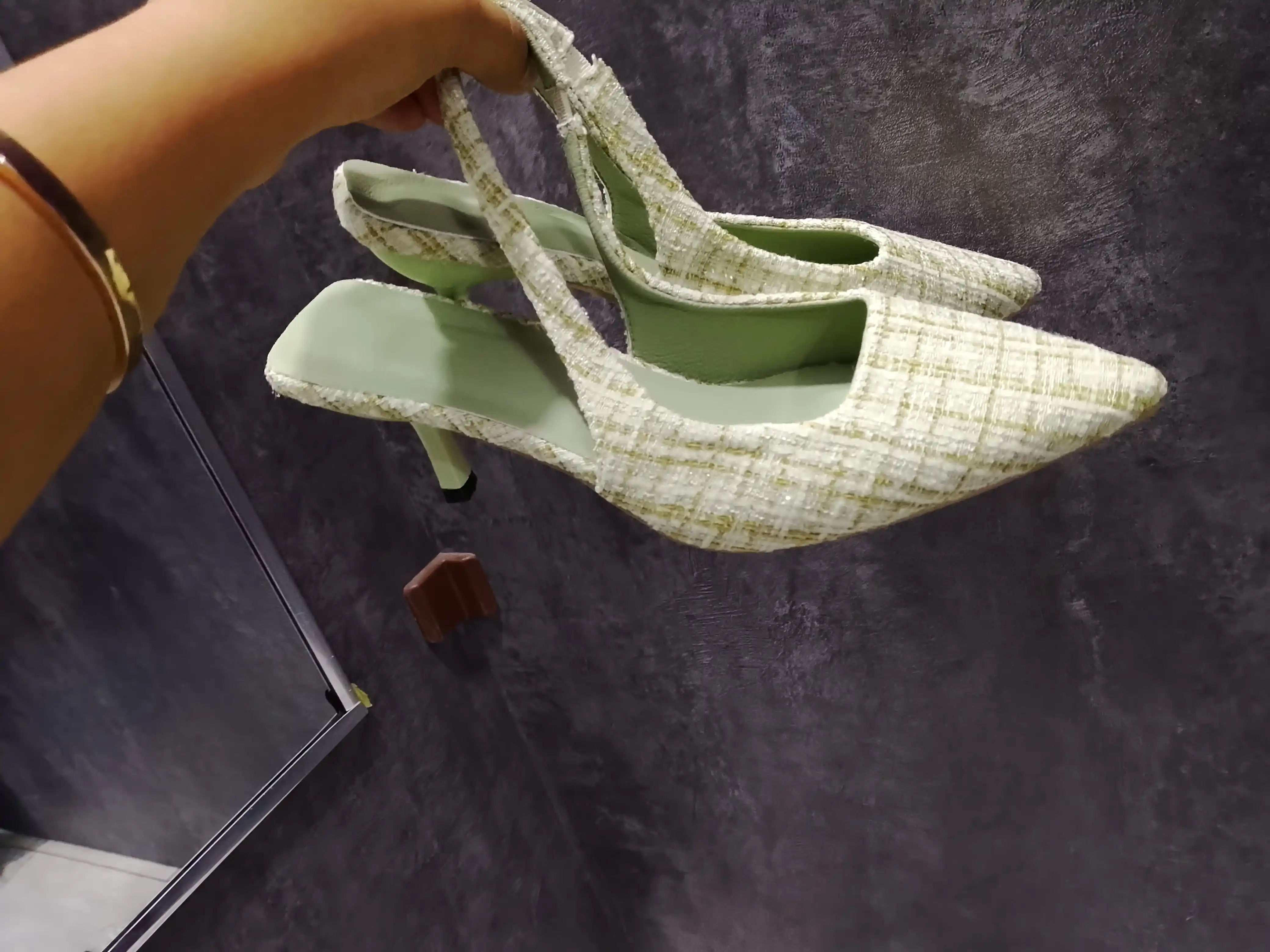 Ayollar uchun elegant tufli, slingback model, past poshna, qulay va zamonaviy dizayn