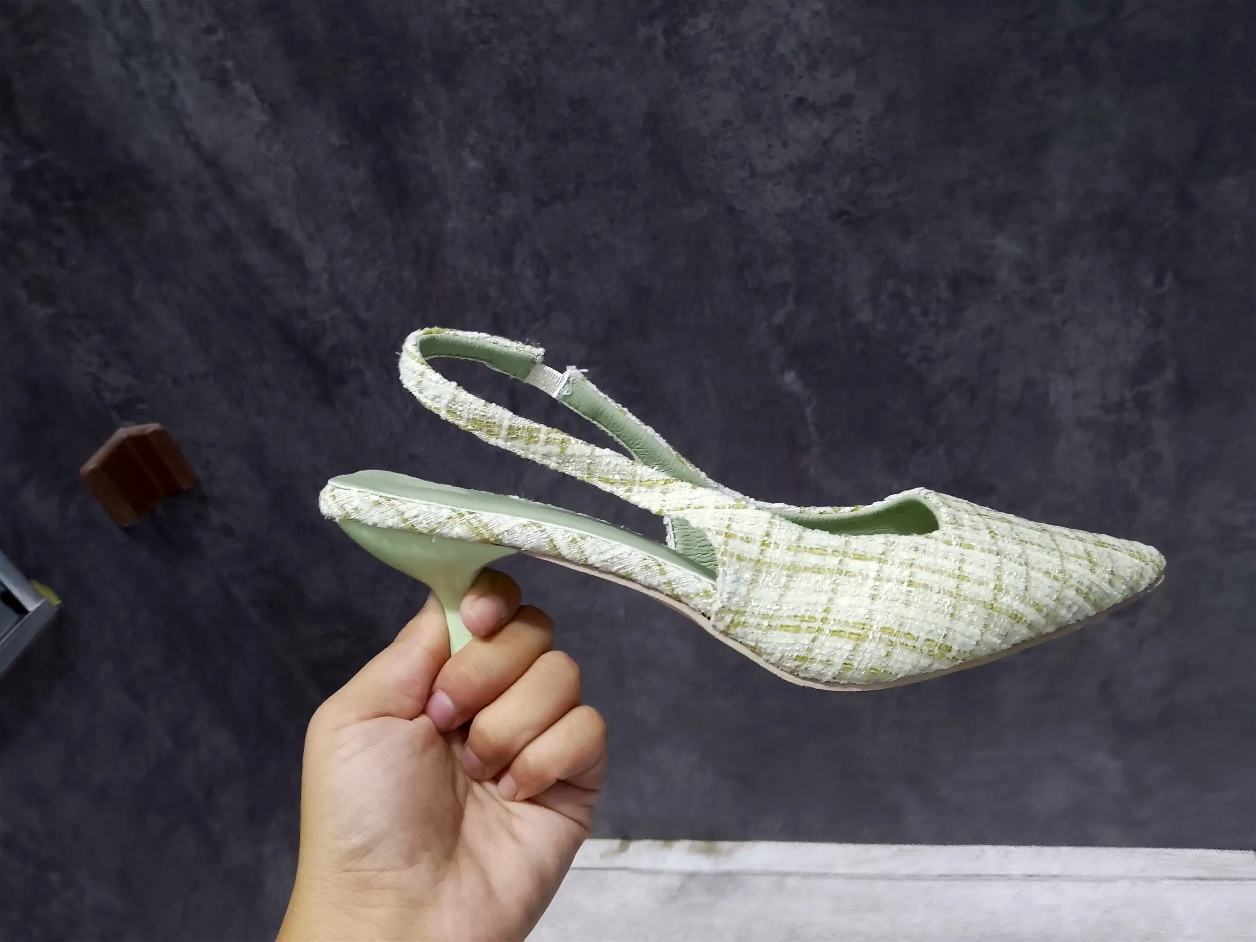 Ayollar uchun elegant tufli, slingback model, past poshna, qulay va zamonaviy dizayn